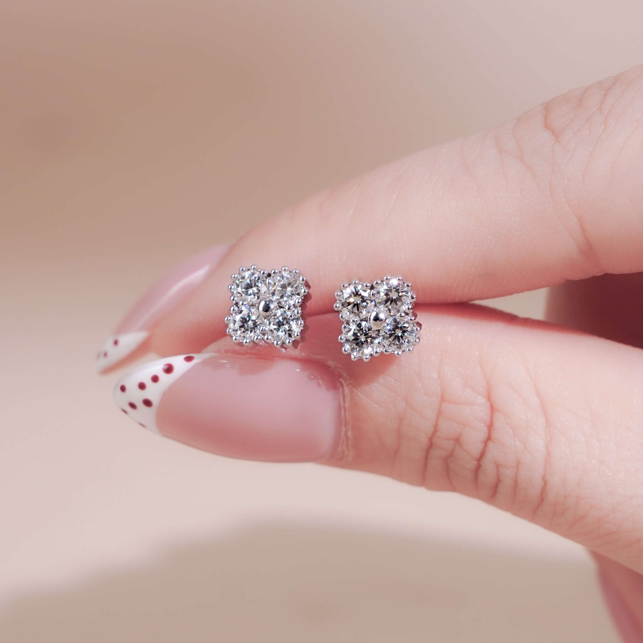 Bông tai nữ bạc xi bạch kim full đá Moissanite LAVESTA KC156 Mina cỏ 4 lá lấp lánh mang biểu tượng may mắn, vĩnh cửu