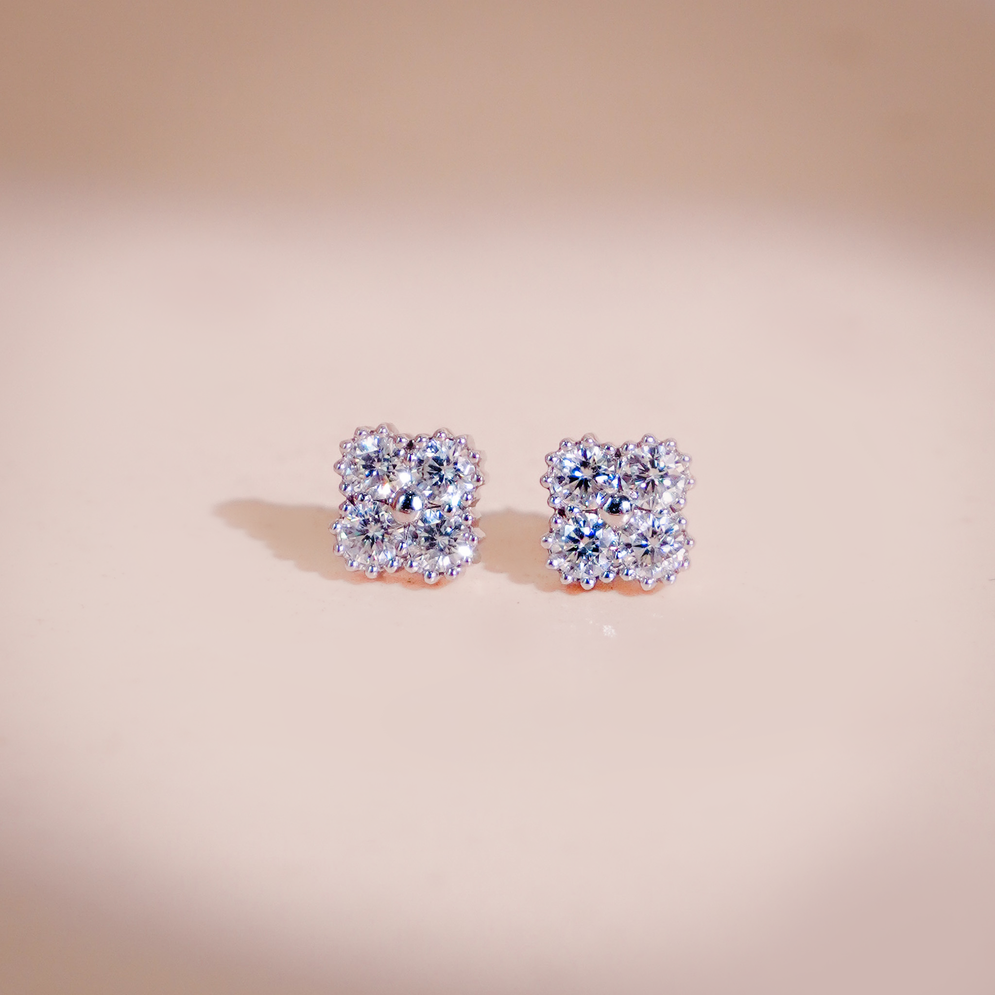 Bông tai nữ bạc xi bạch kim full đá Moissanite LAVESTA KC156 Mina cỏ 4 lá lấp lánh mang biểu tượng may mắn, vĩnh cửu