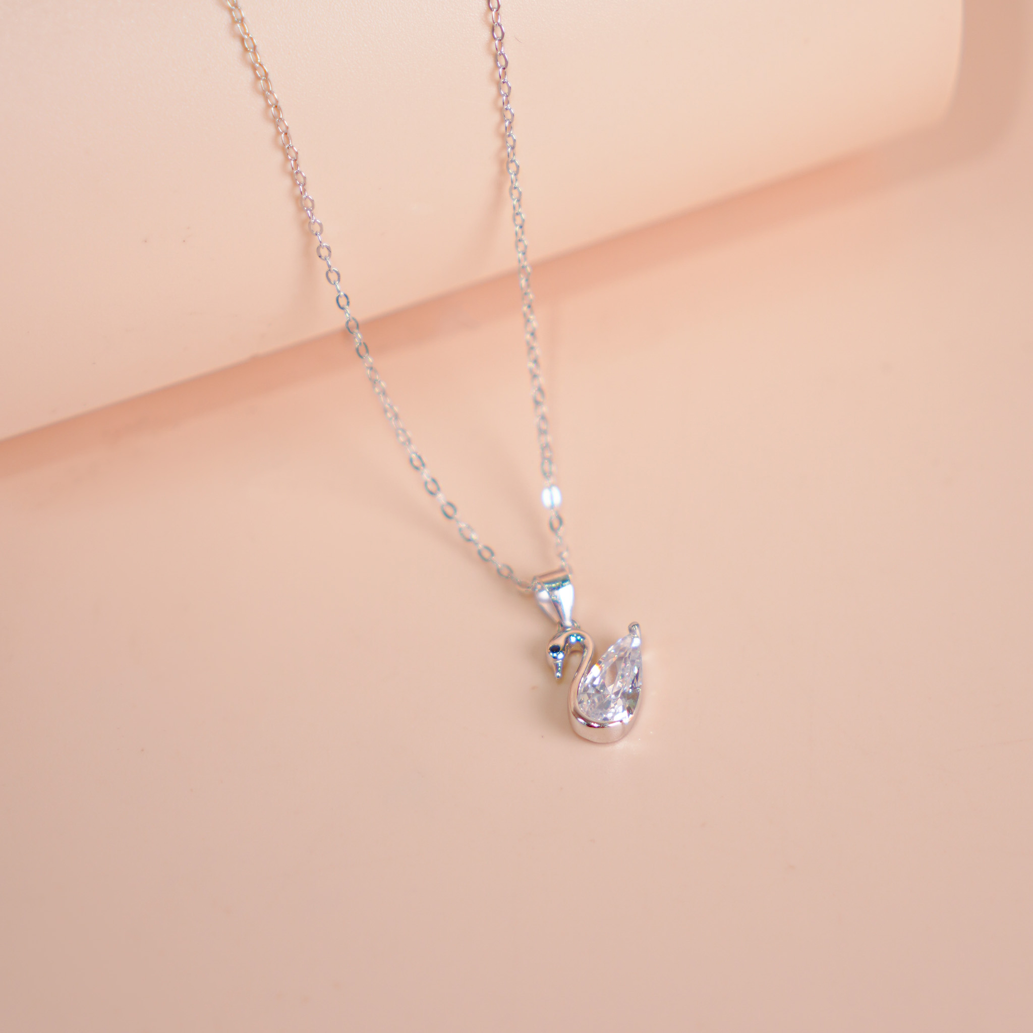 Dây chuyền bạc nữ mạ vàng 14K và mạ bạch kim cao cấp LAVESTA LAV211 Monica thiết kế mặt thiên nga thanh lịch, nữ tính