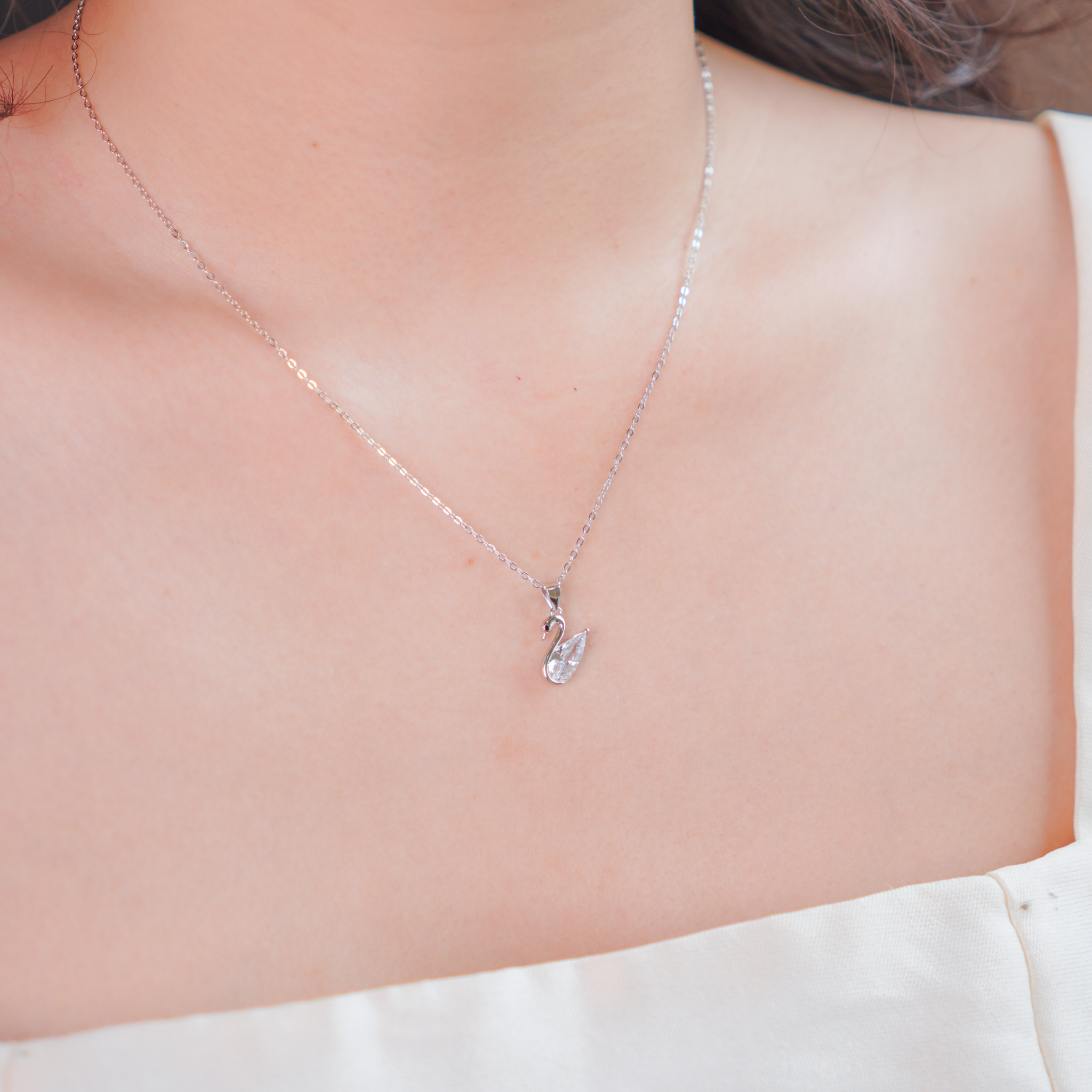 Dây chuyền bạc nữ mạ vàng 14K và mạ bạch kim cao cấp LAVESTA LAV211 Monica thiết kế mặt thiên nga thanh lịch, nữ tính