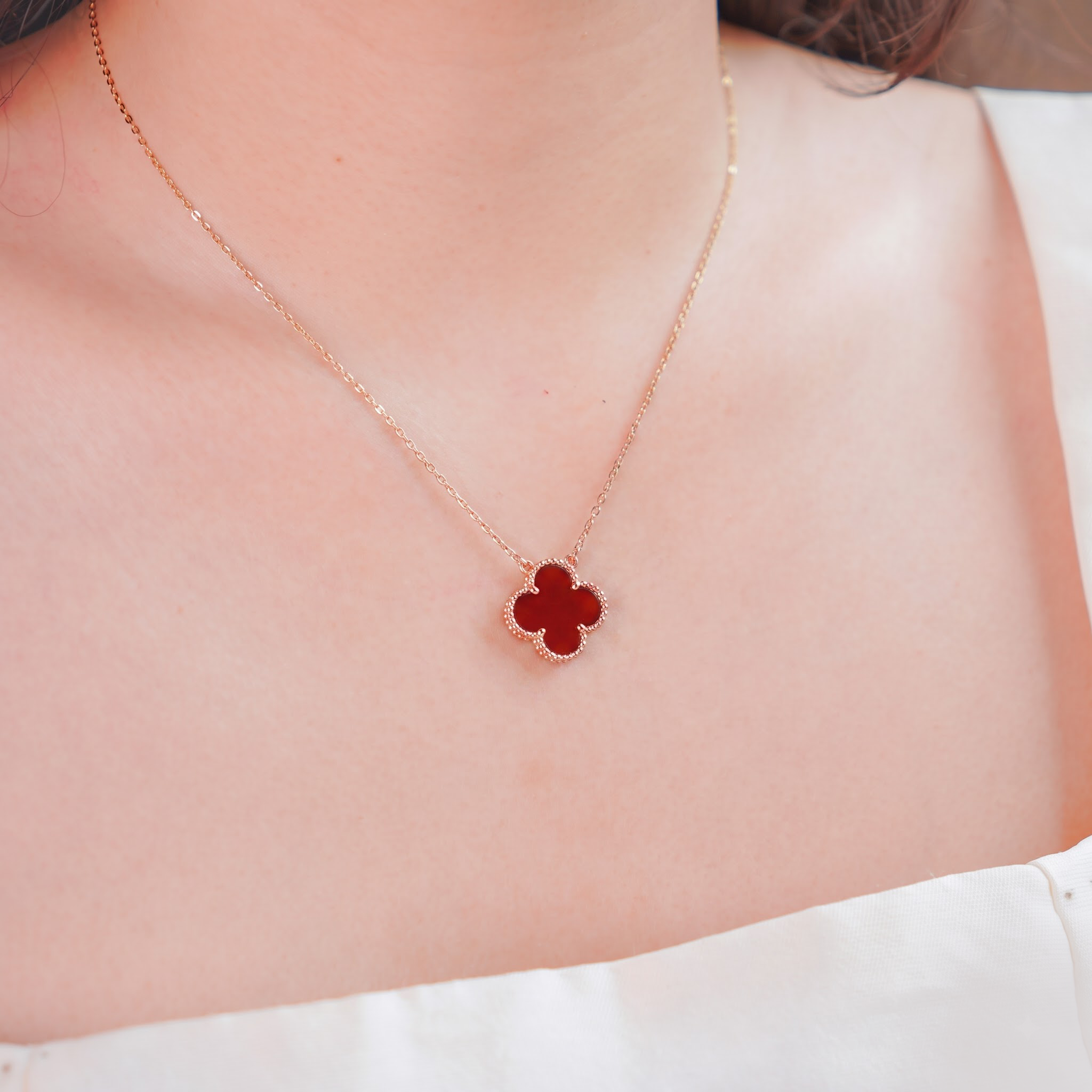 Dây chuyền bạc nữ mạ vàng hồng 18K cao cấp LAVESTA LAV252 Nabi mặt cỏ bốn lá đỏ mang may mắn và khí chất quý phái