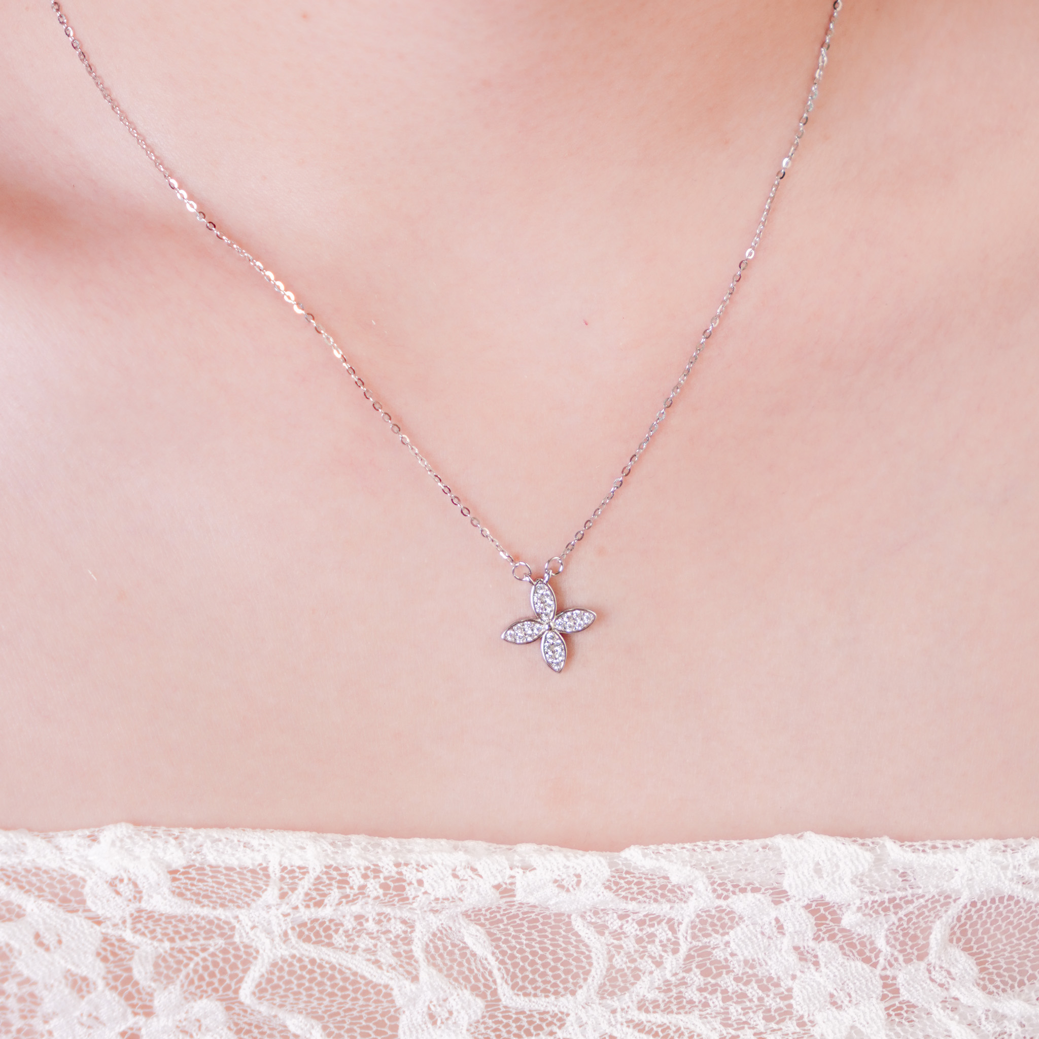 Dây chuyền nữ bạc xi bạch kim LAVESTA LAV219 Larose thiết kế hoa bốn cánh biểu tượng của may mắn và trọn vẹn Freedom