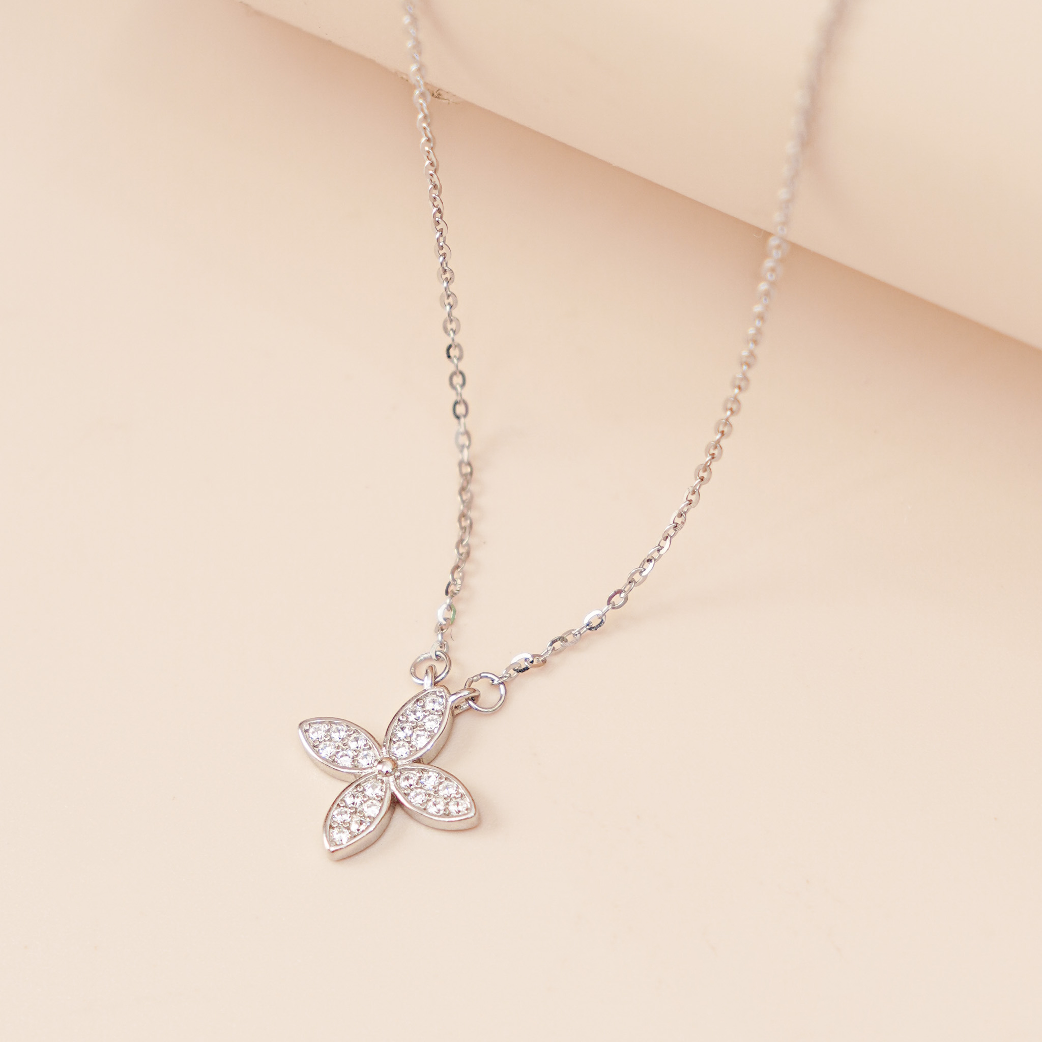 Dây chuyền nữ bạc xi bạch kim LAVESTA LAV219 Larose thiết kế hoa bốn cánh biểu tượng của may mắn và trọn vẹn Freedom