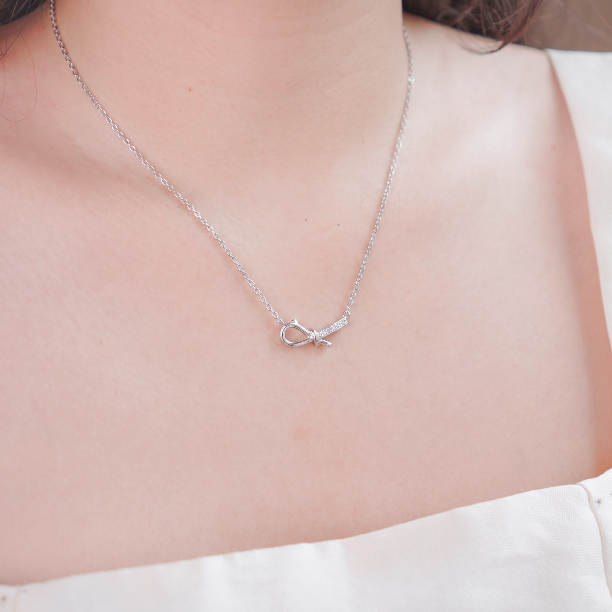 Dây chuyền nữ bạc xi bạch kim LAVESTA LAV233 Lamoon thiết kế nơ thắt vô cực đính đá mang biểu tượng gắn kết vĩnh cửu