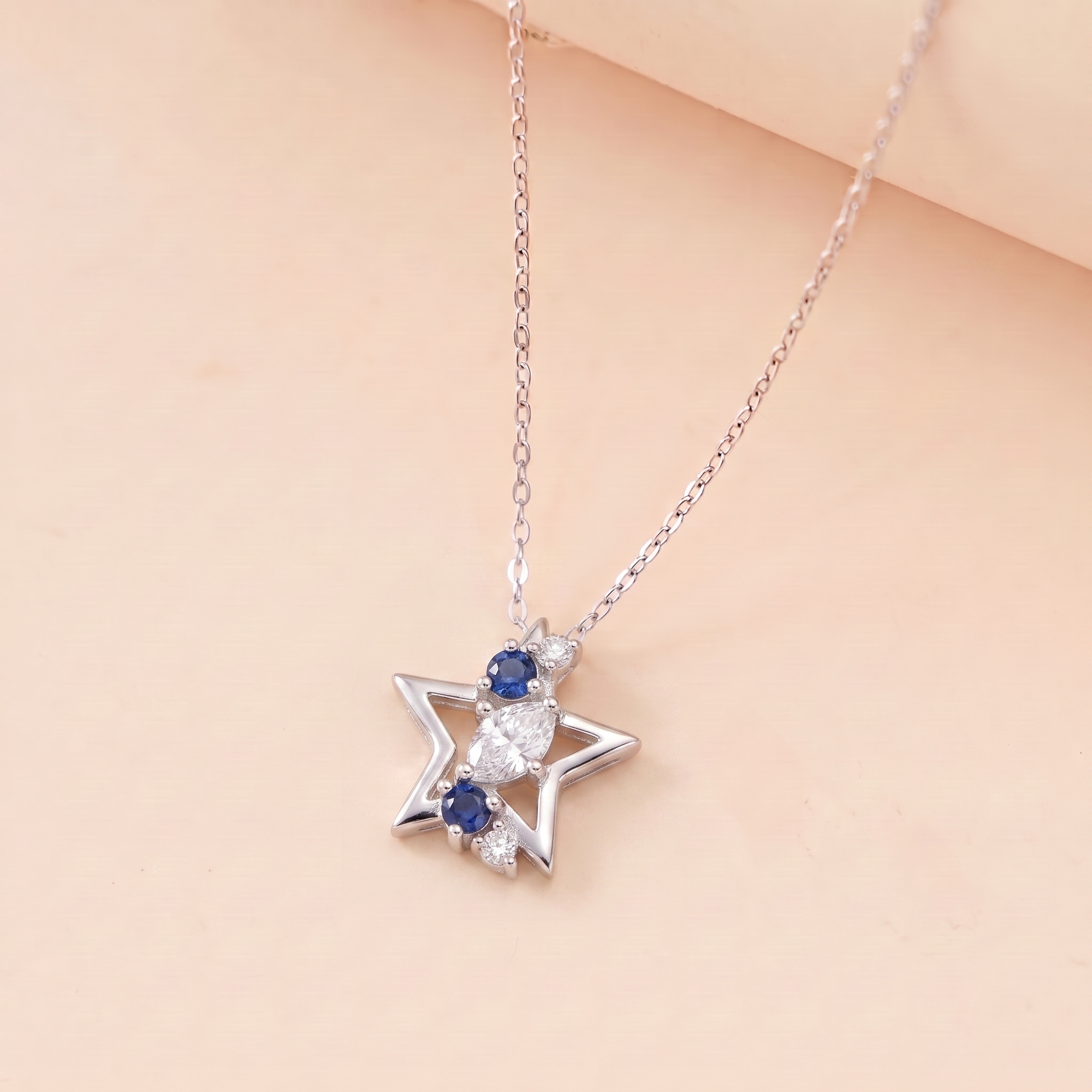 Dây chuyền nữ bạc xi bạch kim LAVESTA LAV240 Rina thiết kế mặt ngôi sao đá xanh mang biểu tượng khát vọng và quyến rũ