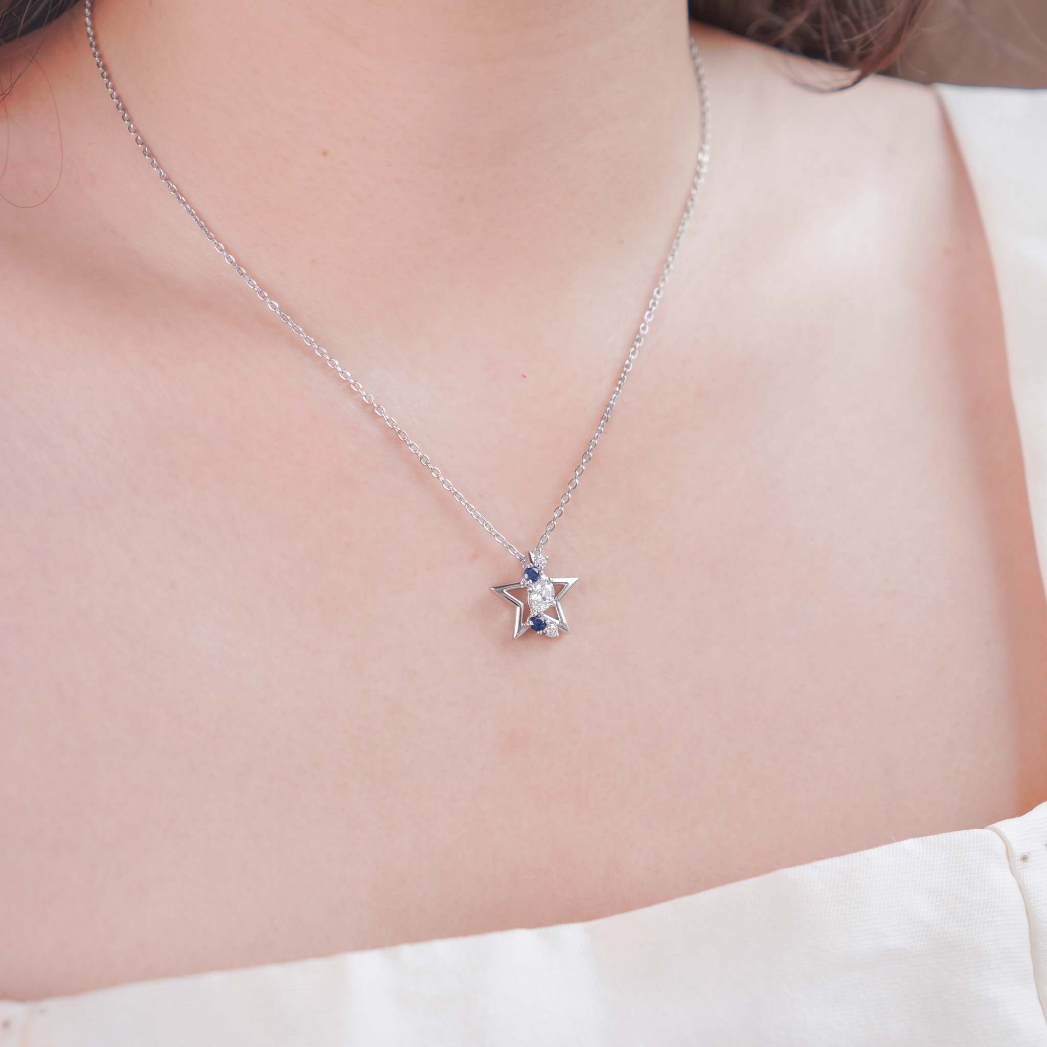 Dây chuyền nữ bạc xi bạch kim LAVESTA LAV240 Rina thiết kế mặt ngôi sao đá xanh mang biểu tượng khát vọng và quyến rũ