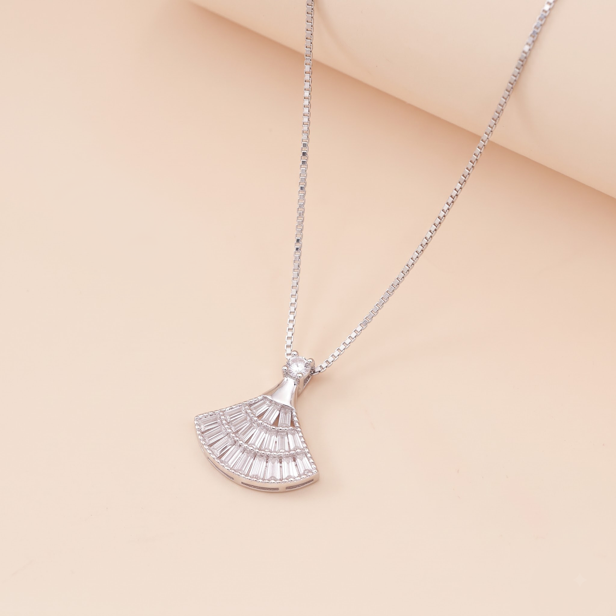 Dây chuyền nữ bạc xi bạch kim LAVESTA LAV259 Airi thiết kế mặt hình quạt biểu tượng của sự mở rộng và toả sáng