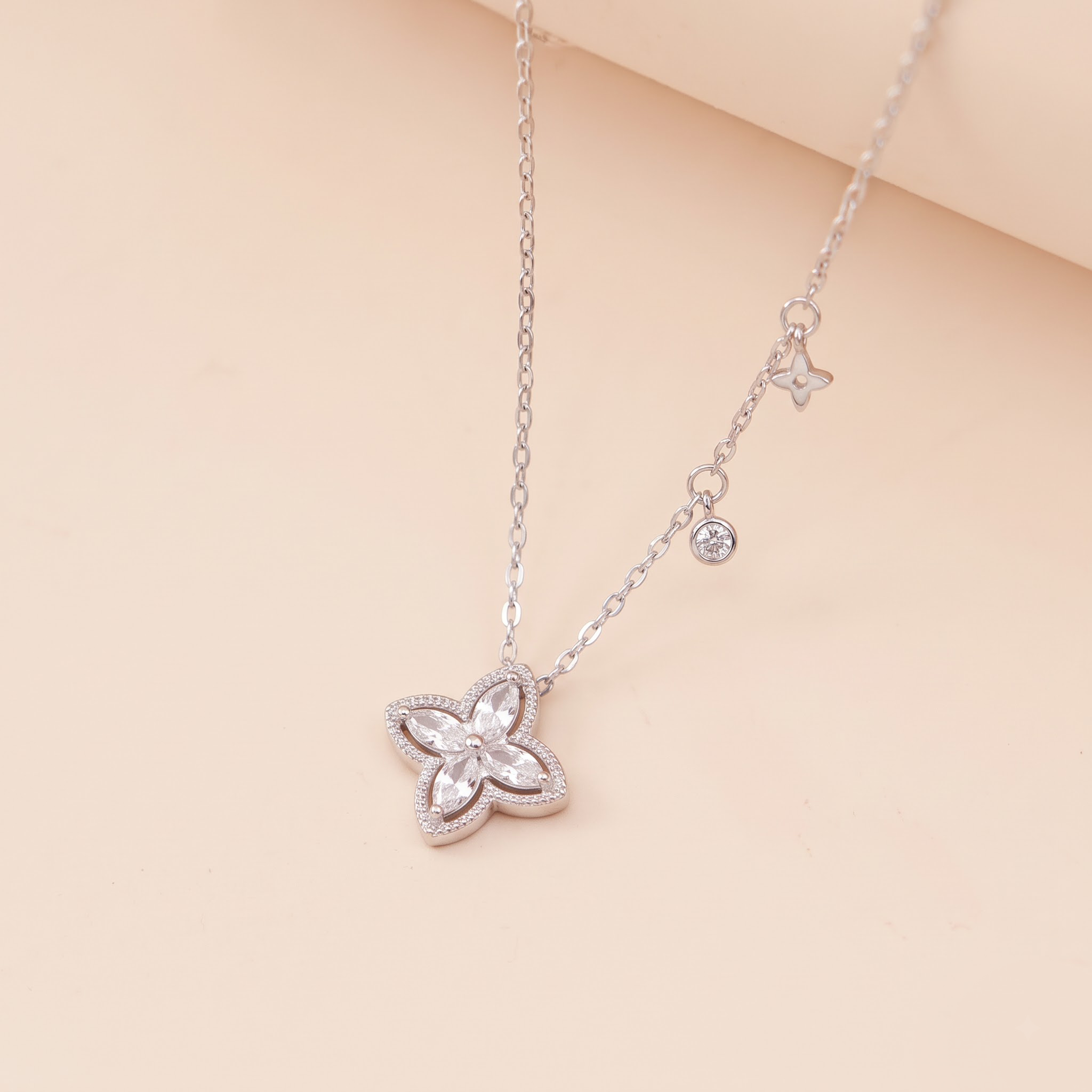 Dây chuyền nữ bạc xi bạch kim LAVESTA LAV260 Sora mặt hoa bốn cánh mang vẻ đẹp may mắn, tình yêu và sự nở rộ