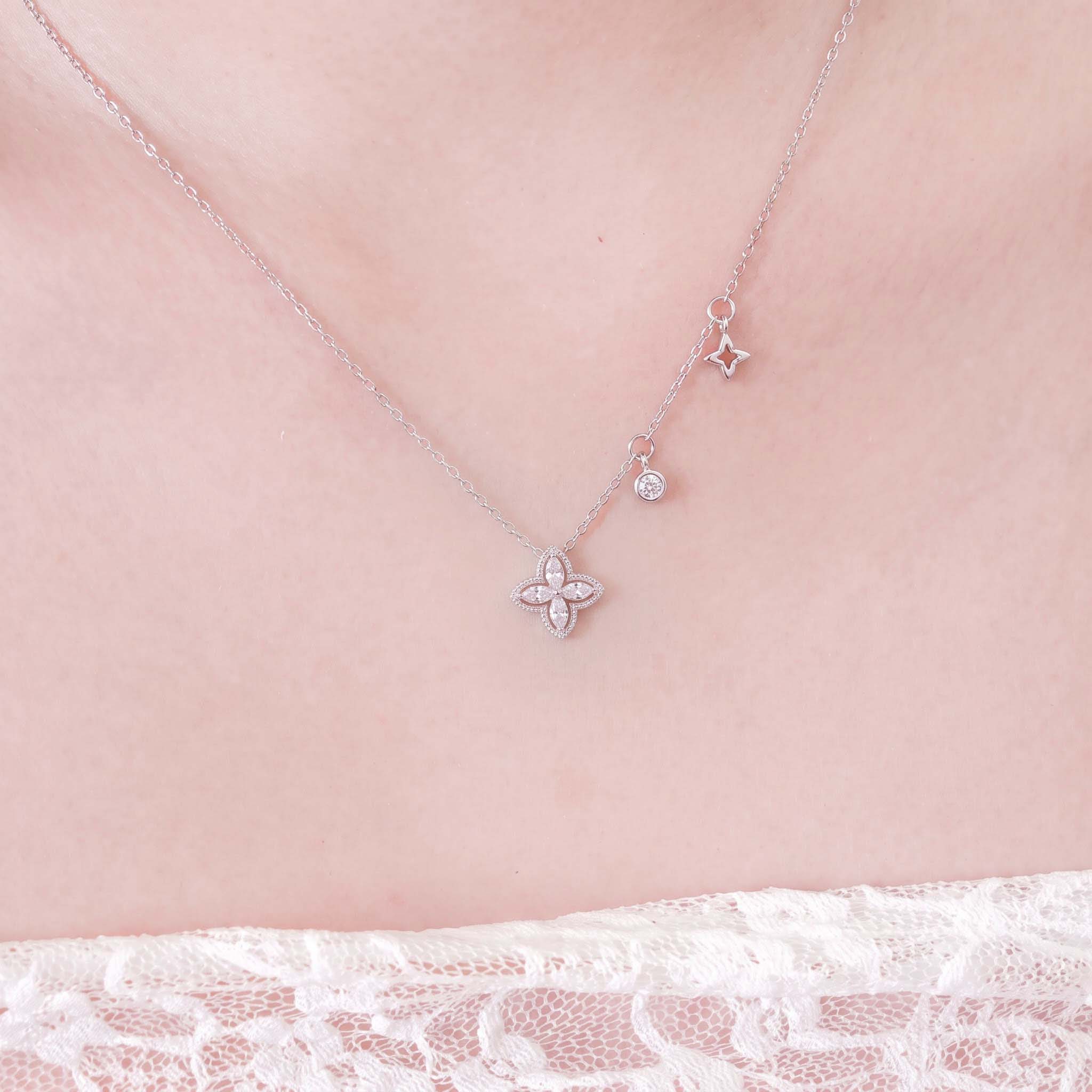 Dây chuyền nữ bạc xi bạch kim LAVESTA LAV260 Sora mặt hoa bốn cánh mang vẻ đẹp may mắn, tình yêu và sự nở rộ