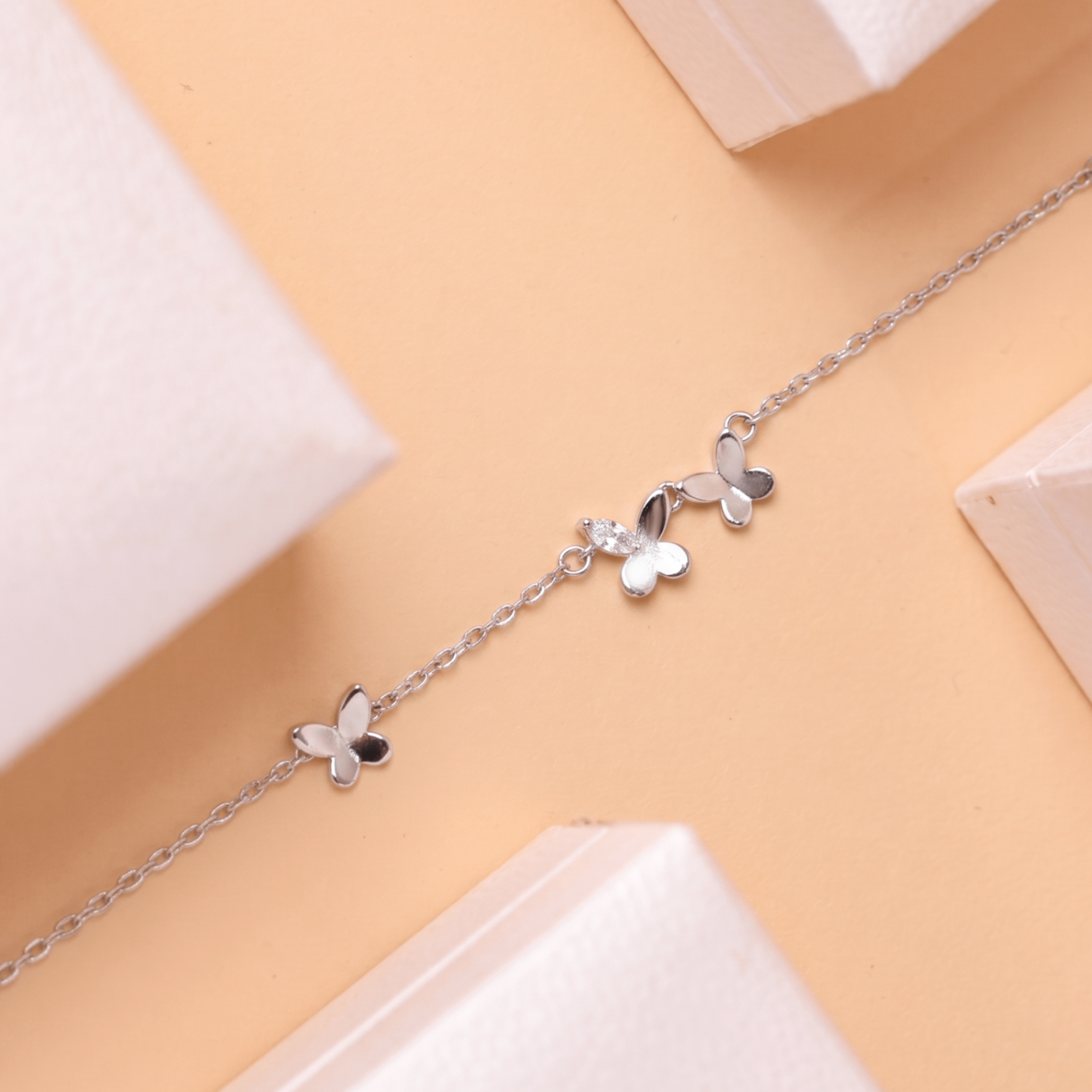 Lắc chân nữ bạc xi bạch kim cao cấp LAVESTA LAV231 Karina thiết kế cánh bướm tam điệp mang biểu tượng tự do và vĩnh cửu