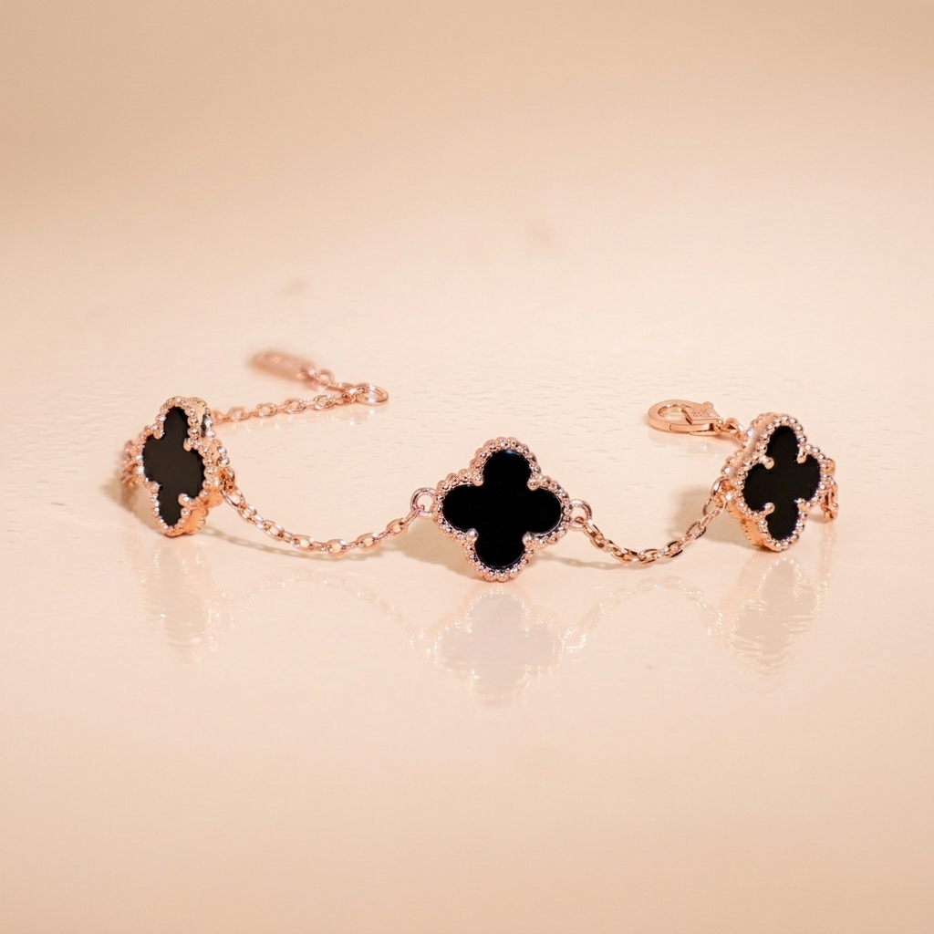 Lắc tay bạc nữ mạ vàng hồng 18K cao cấp LAVESTA LAV042 cỏ 4 lá thiết kế đá đen sang chảnh, cuốn hút Larissa