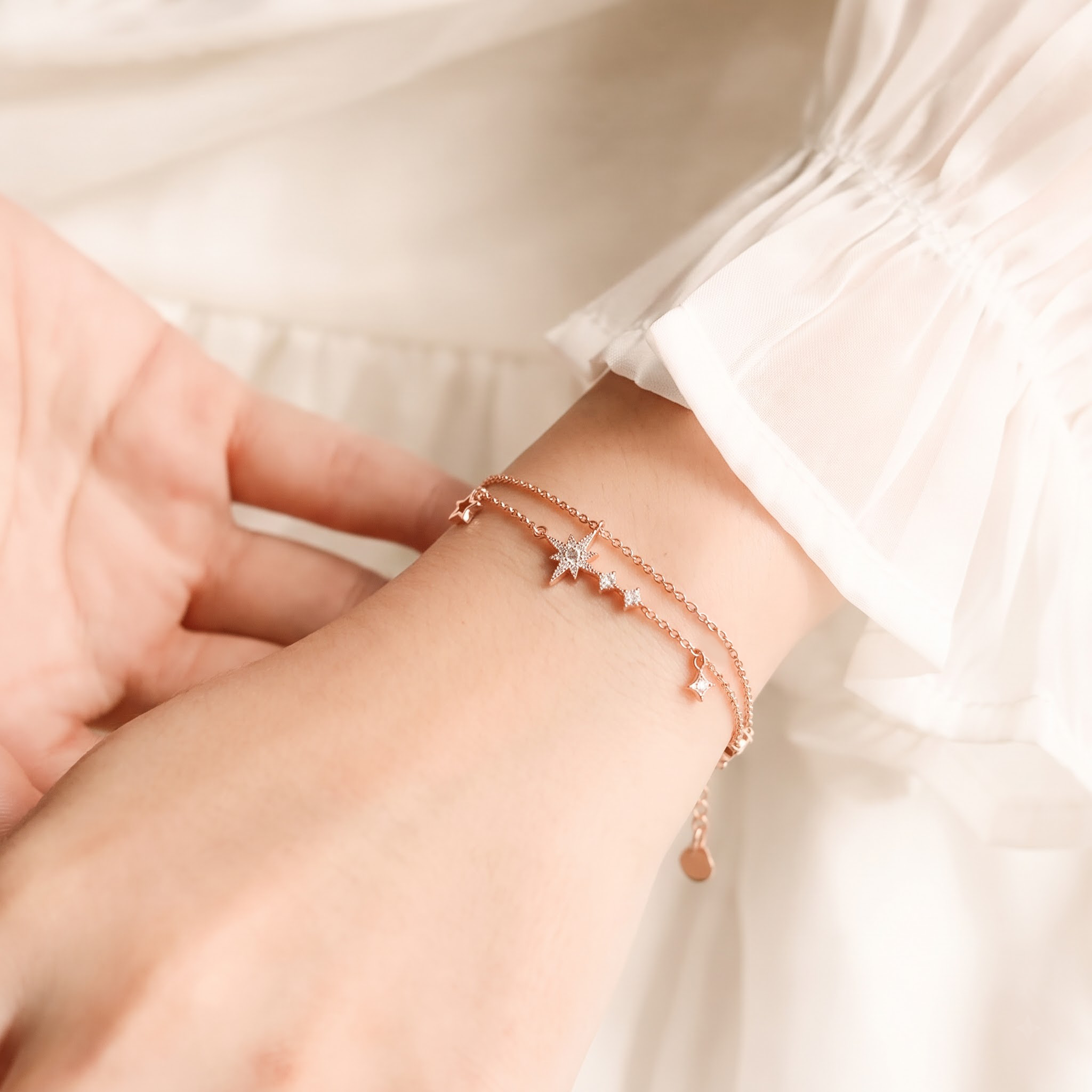 Lắc tay bạc nữ mạ vàng hồng 18K cao cấp LAVESTA LAV266 Judy thiết kế dải tinh tú rực rỡ, mang vẻ đẹp kiêu hãnh và bí ẩn