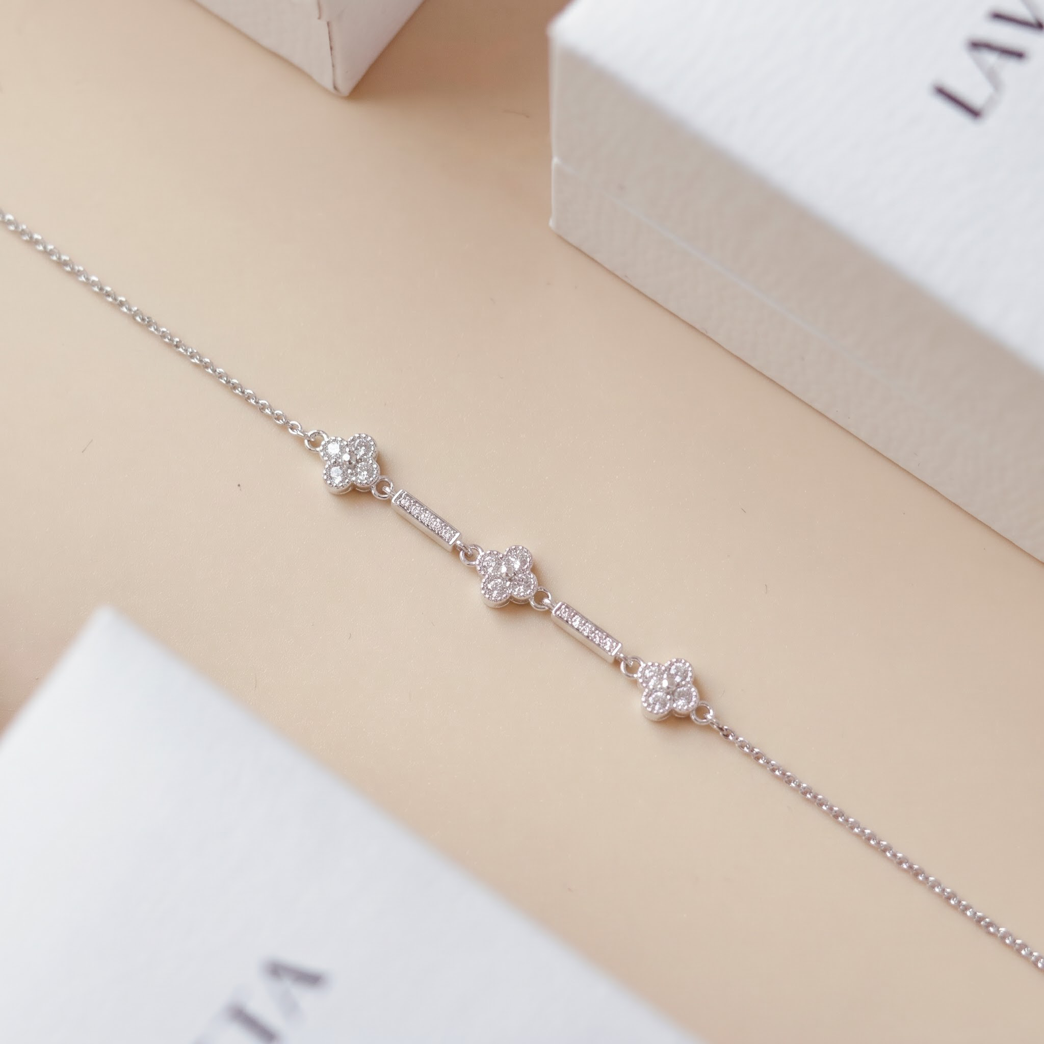 Lắc tay nữ bạc xi bạch kim cao cấp LAVESTA LAV267 Emily thiết kế cỏ bốn lá lấp lánh mang vẻ đẹp nữ tính, thanh lịch Beloved