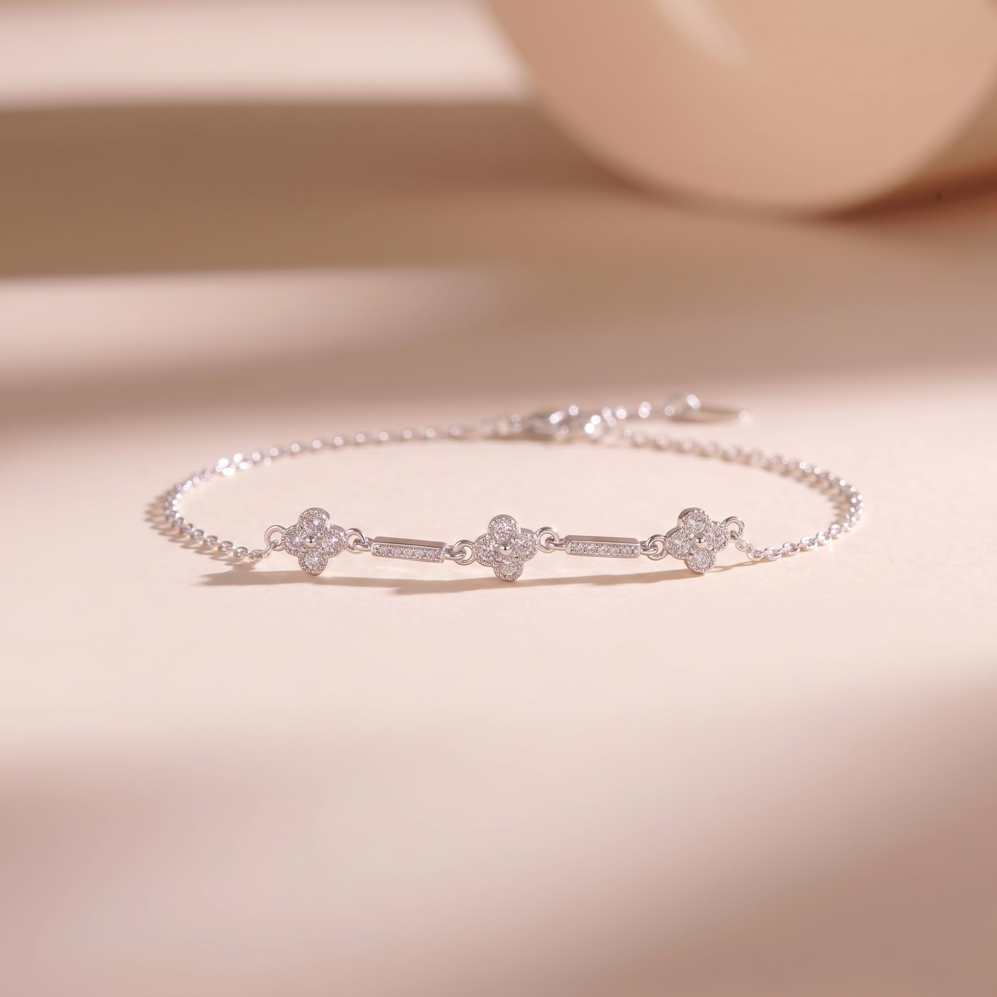 Lắc tay nữ bạc xi bạch kim cao cấp LAVESTA LAV267 Emily thiết kế cỏ bốn lá lấp lánh mang vẻ đẹp nữ tính, thanh lịch Beloved