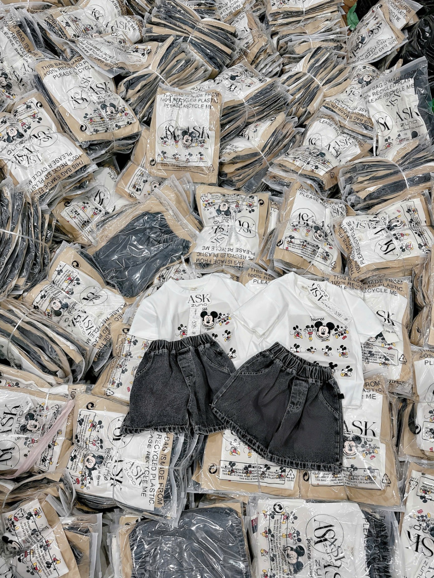 B22 BỘ MICKEY TRẮNG QUẦN JEAN