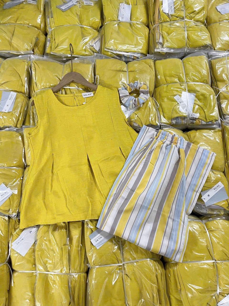 Sb923 Set 3 chi tiết áo vàng kèm chun tóc cho mẹ