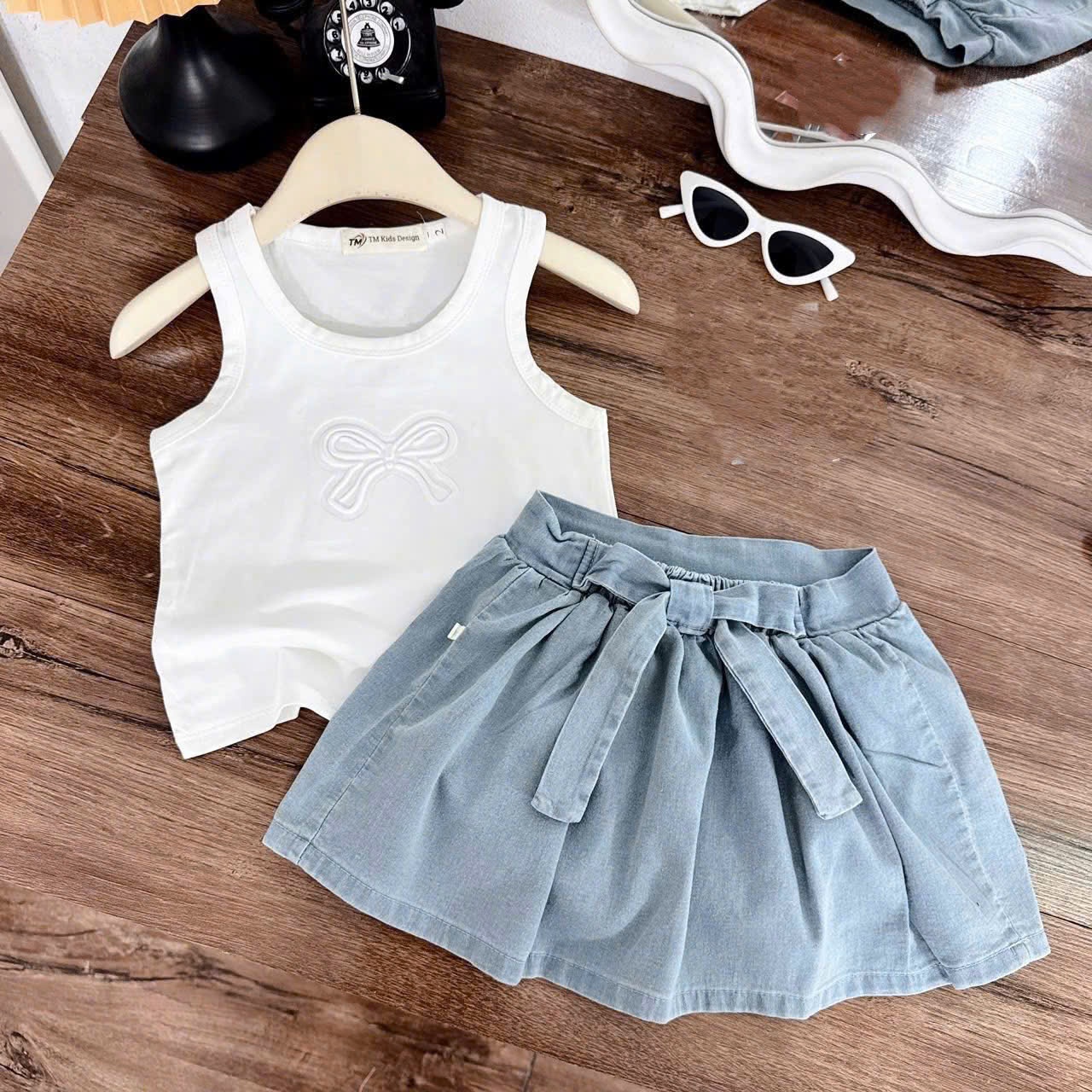 Saq00 Set áo thun 3 lỗ chân váy Jean xòe cho bé