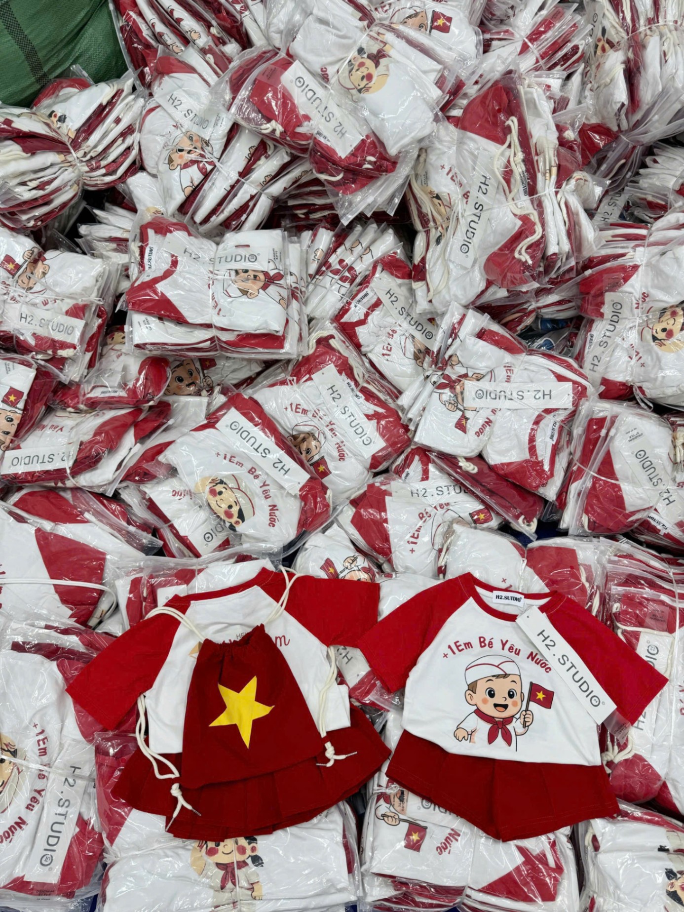 S687 SÉT BỘ EM BÉ YÊU NƯỚC BÉ GÁI