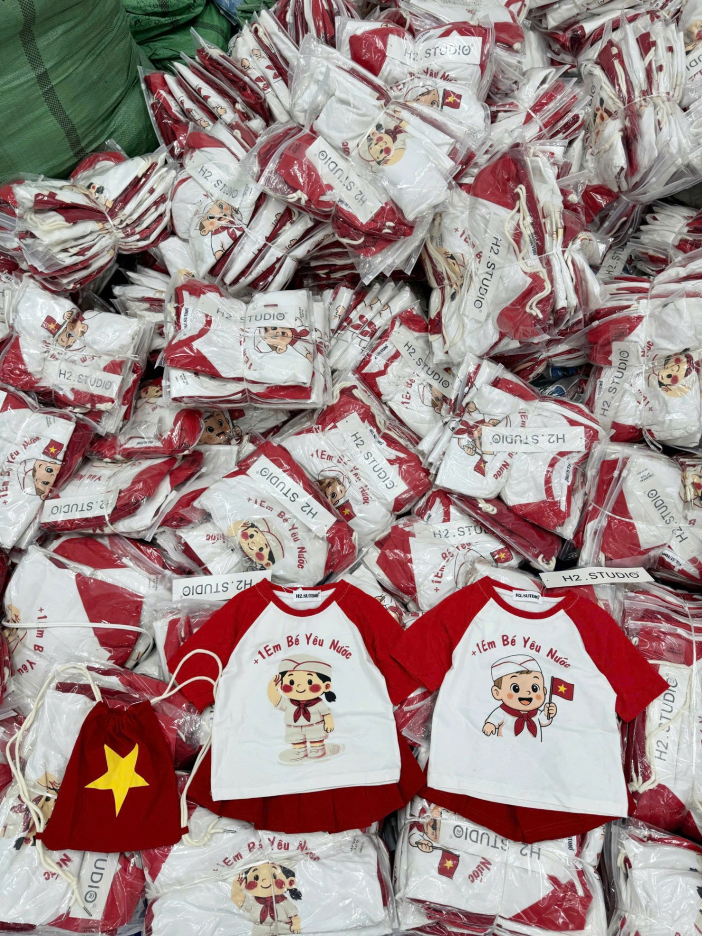 S687 SÉT BỘ EM BÉ YÊU NƯỚC BÉ GÁI