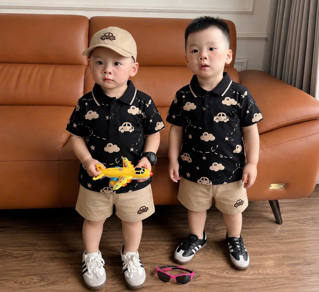 CV-HT73# SÉT ÁO POLO ĐEN IN Ô TÔ MIXX QUẦN KAKI NÂU KÈM MŨ CHO BÉ