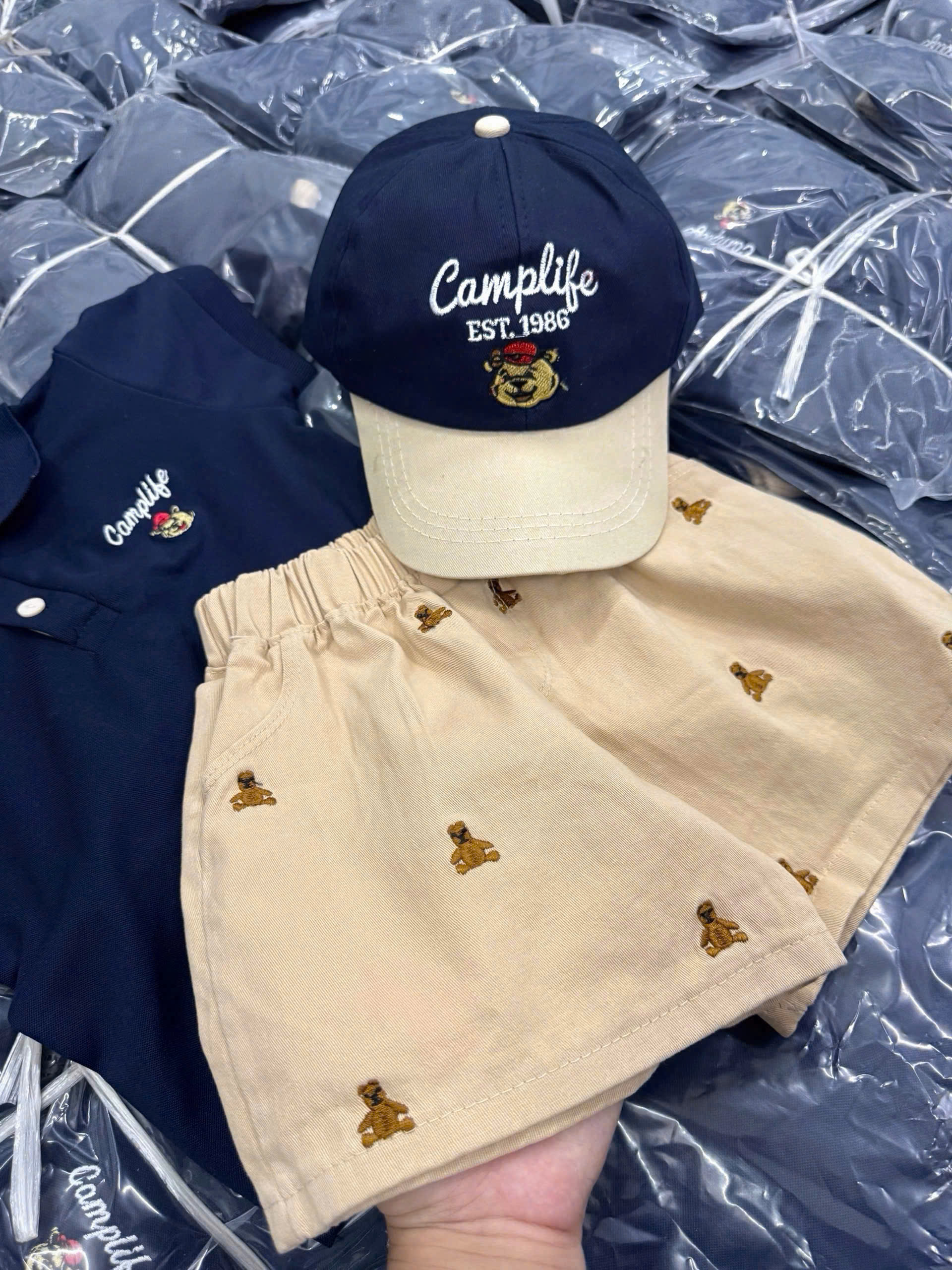 CV-K034# SET POLO THAN CAMPLIFE QUẦN BE THÊU GẤU KÈM MŨ CHO BÉ TRAI