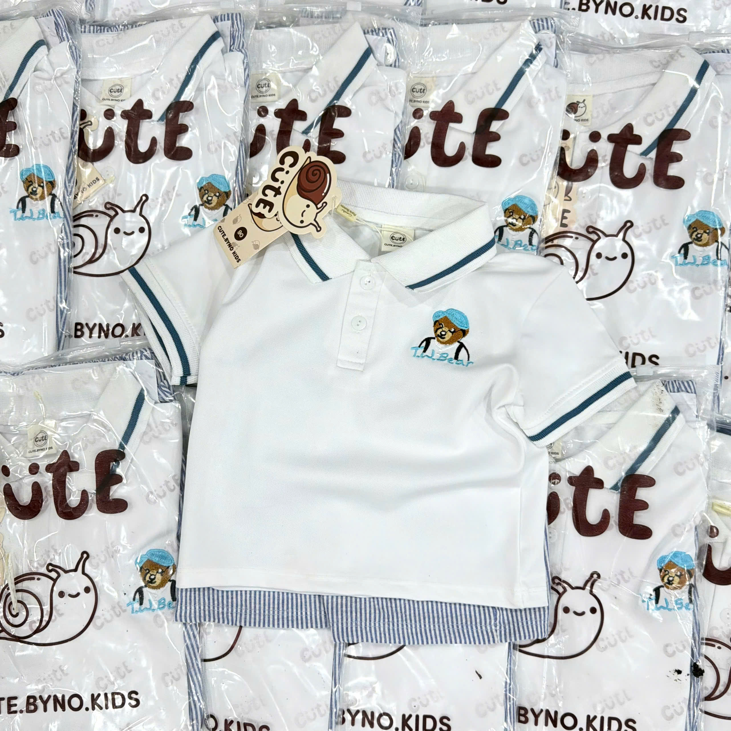 CV-K035# SET ÁO POLO TRẮNG THÊU GẤU QUẦN KẺ XANH BIỂN CHO BÉ TRAI NEW