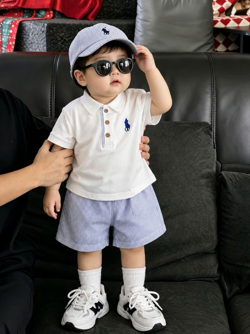 CV-K036 SET POLO THÊU NGỰA QUẦN KẺ XANH KÈM MŨ CHO BÉ TRAI