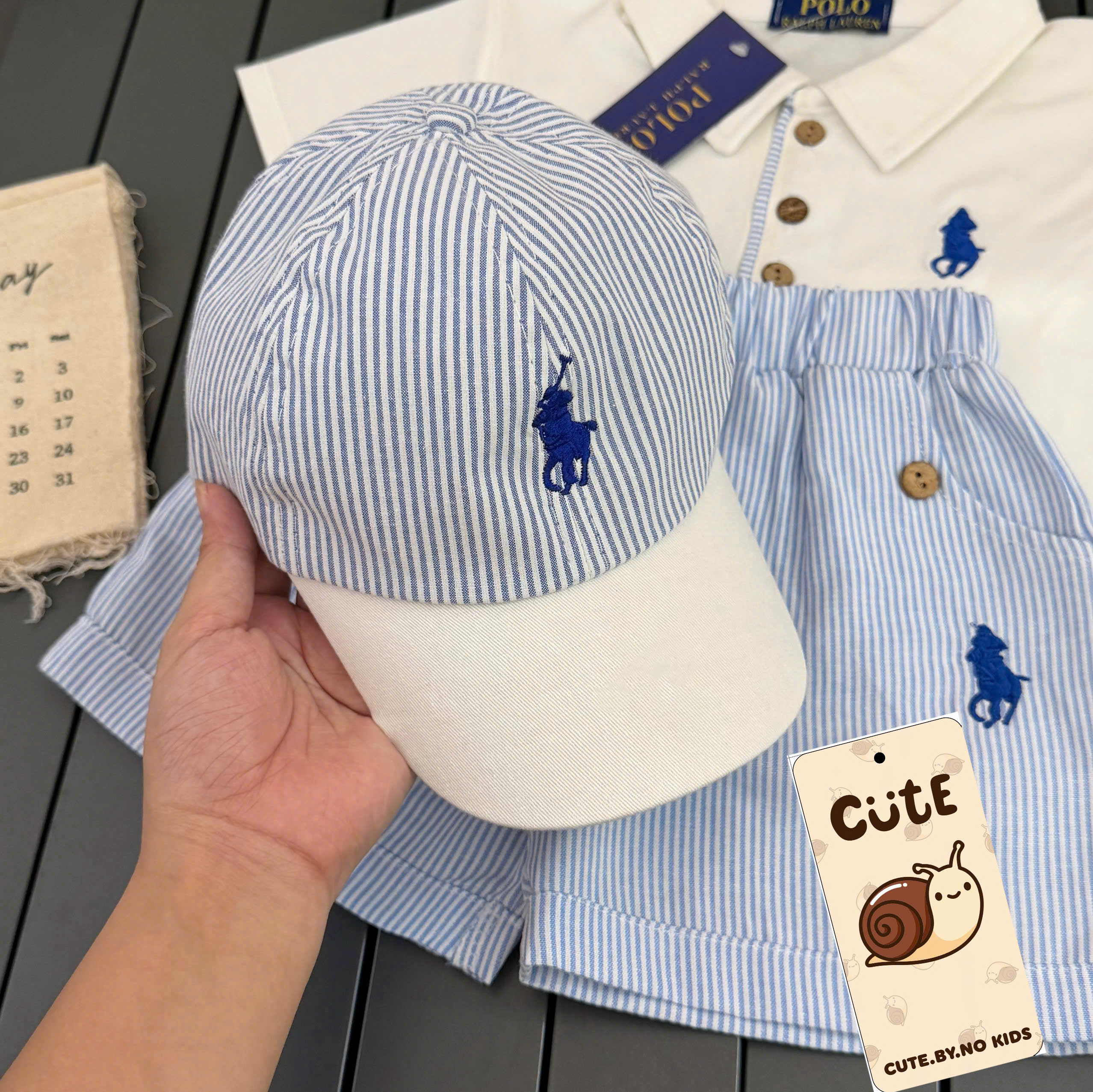CV-K036 SET POLO THÊU NGỰA QUẦN KẺ XANH KÈM MŨ CHO BÉ TRAI