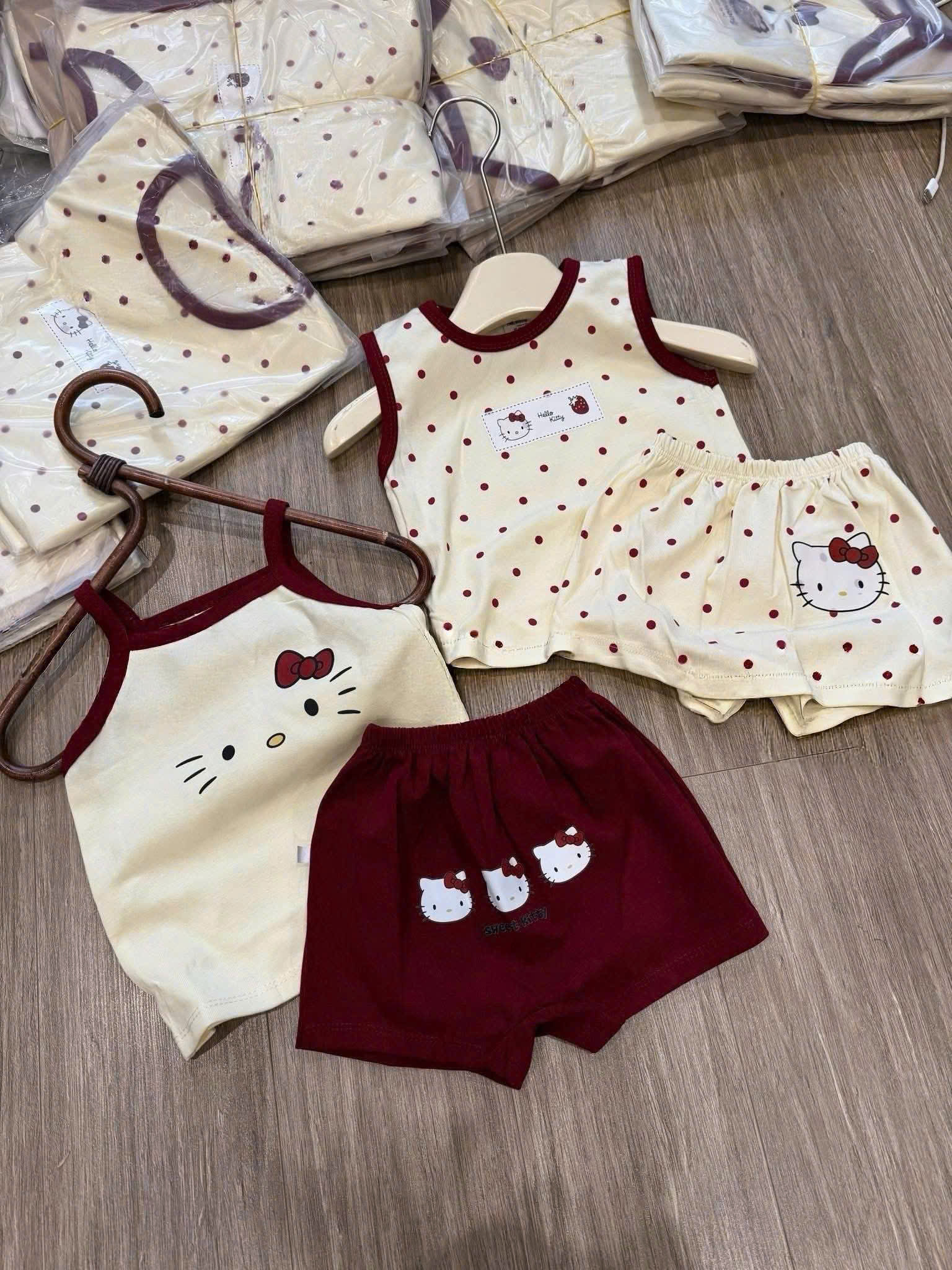 CV - O15 SET 2 BỘ CHẤM BI MÈO HELLO