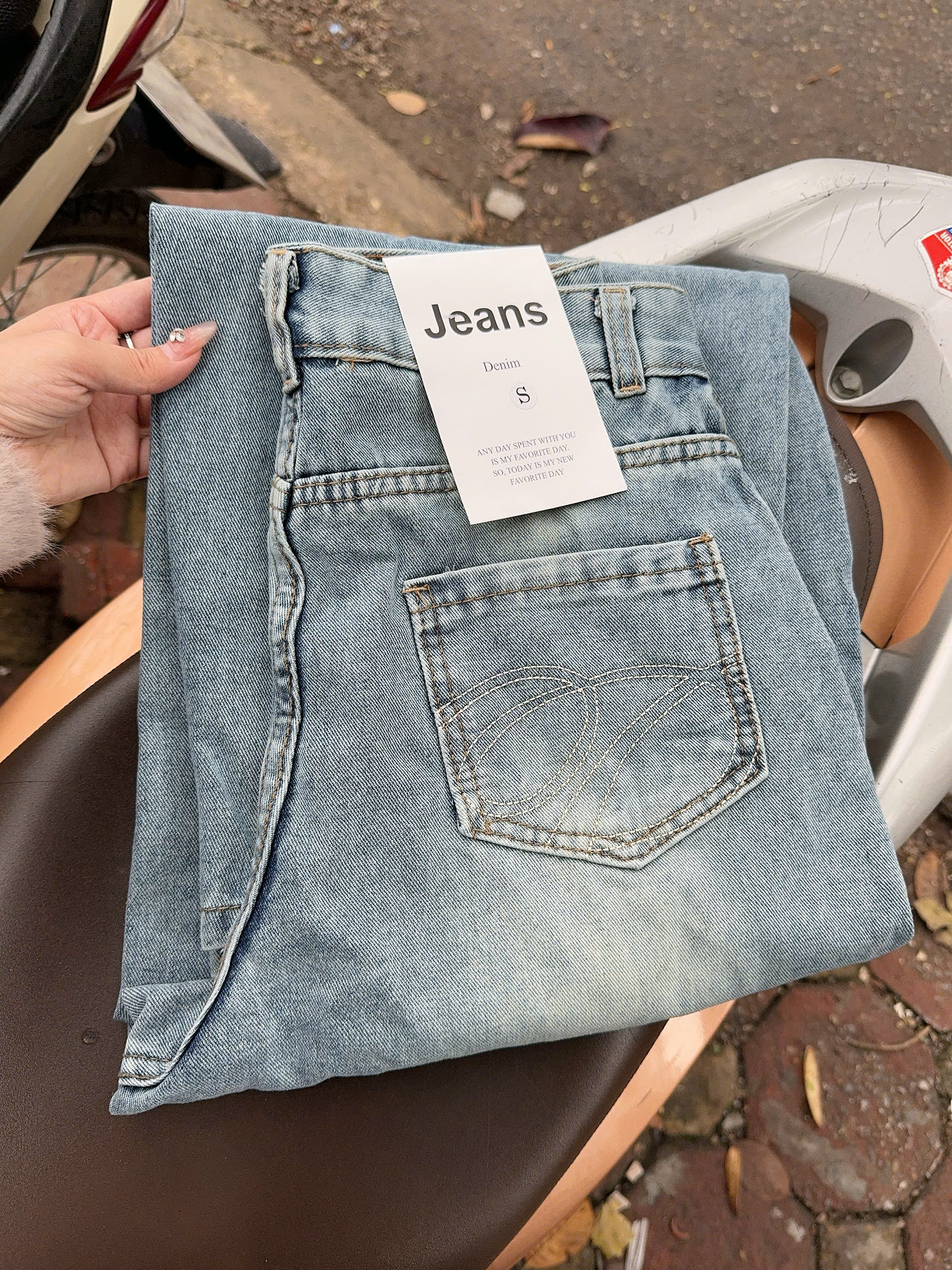 XẢ A112 - QUẦN JEANS THÊU TÚI XANH NHẠT