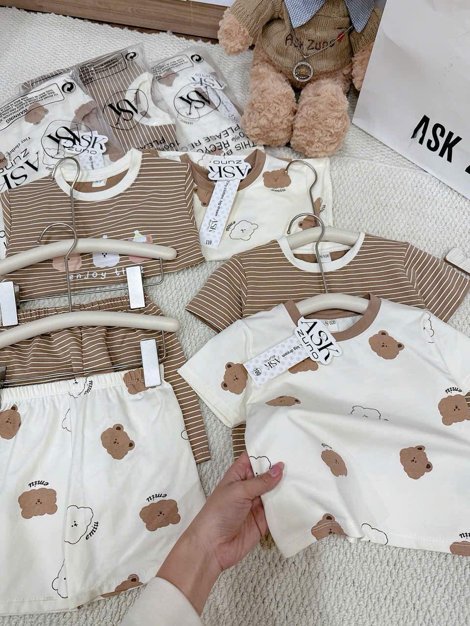 XẢ A122 - SET 2 BỘ GẤU ENJOY TIME TRẮNG KẺ TONE NÂU