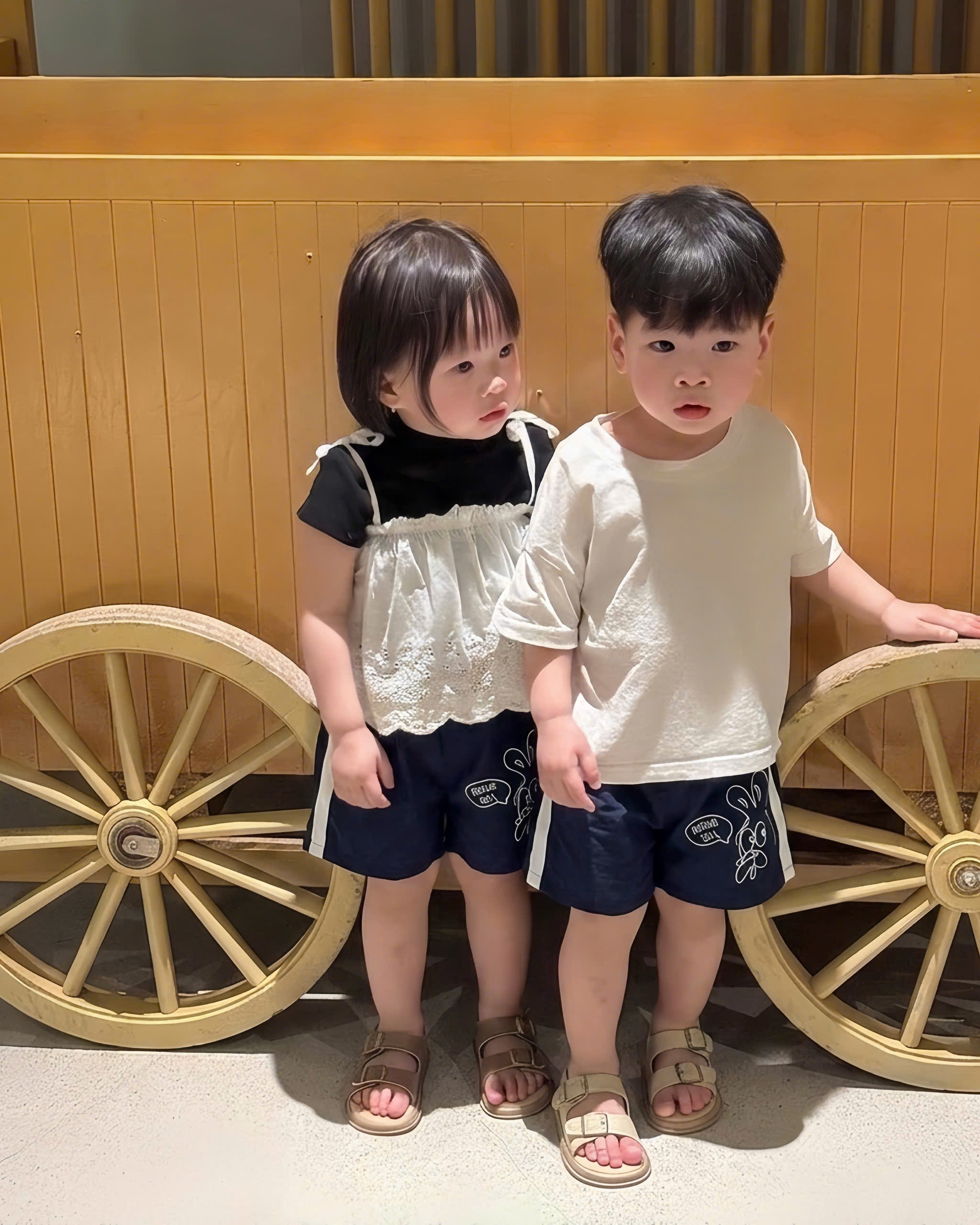 XẢ A226 - SET 3 QUẦN GIÓ THAN TRẮNG VÀNG
