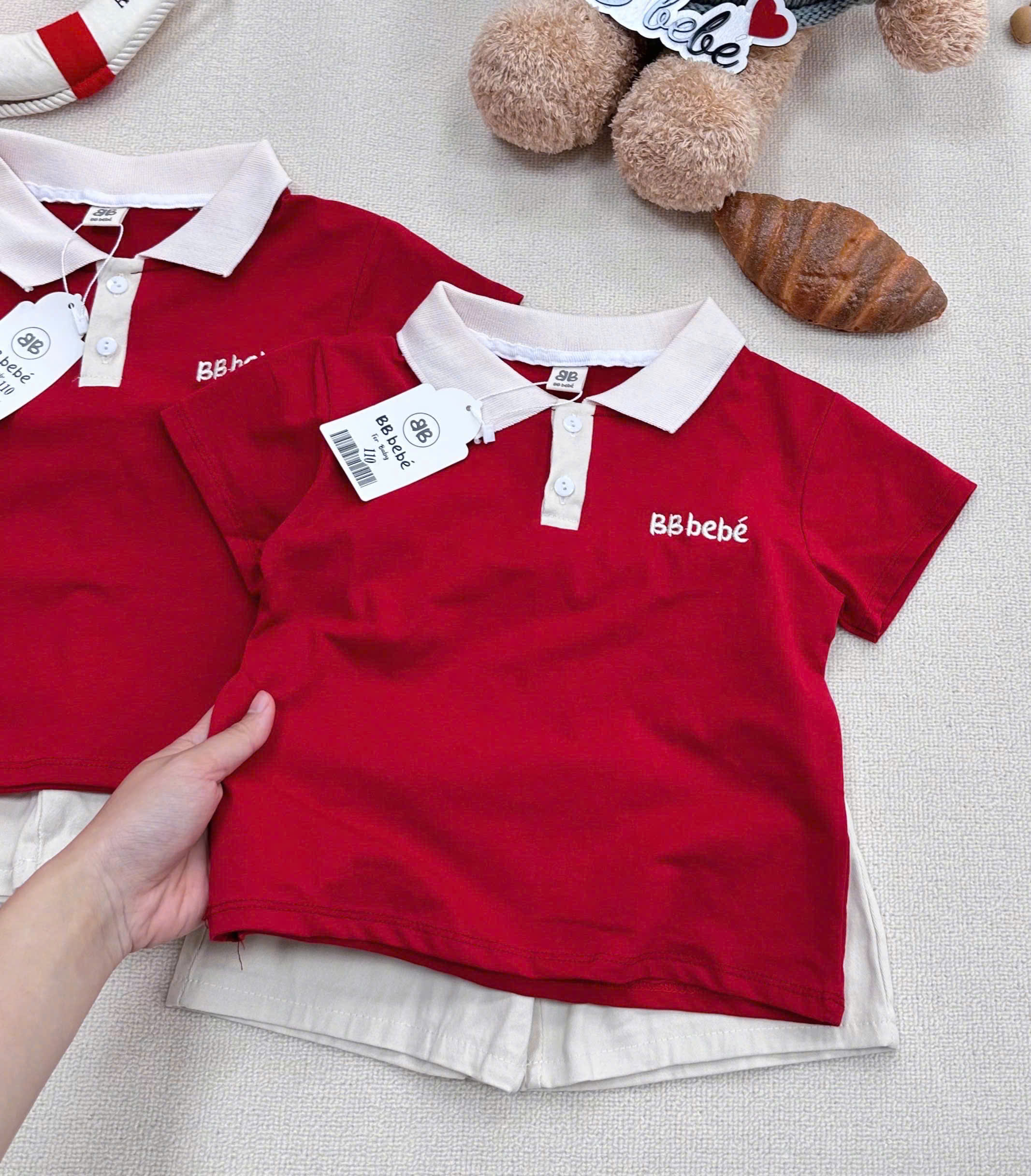 XẢ A292 - SET BỘ ĐỎ BEBE CỔ ĐỨC TRẮNG QUẦN KAKI KÈM MŨ