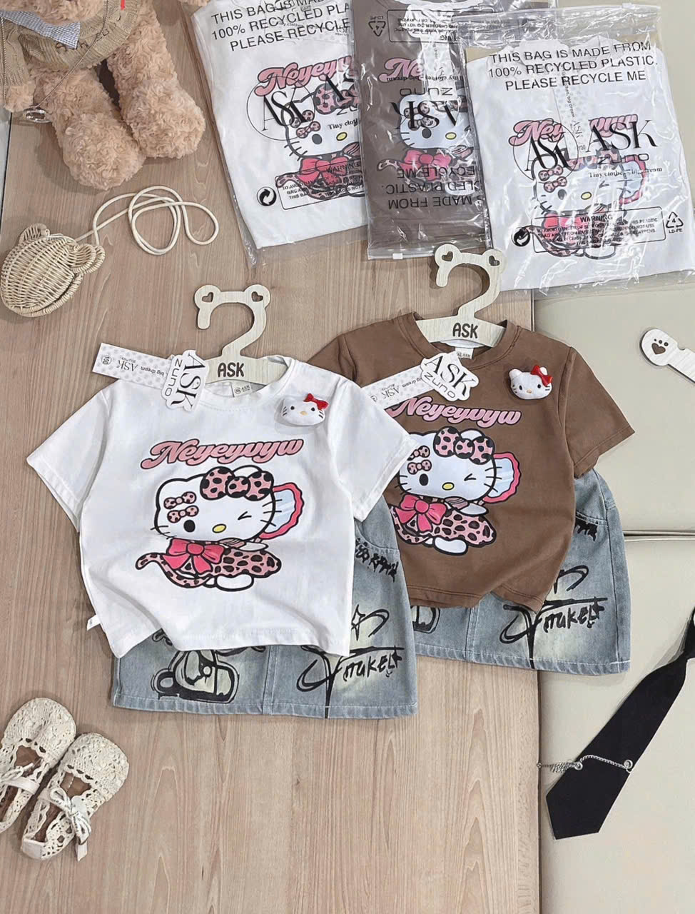 XẢ A357 - SET HELLO KITTY NÂU TRẮNG KÈM CHÂN VÁY JEAN