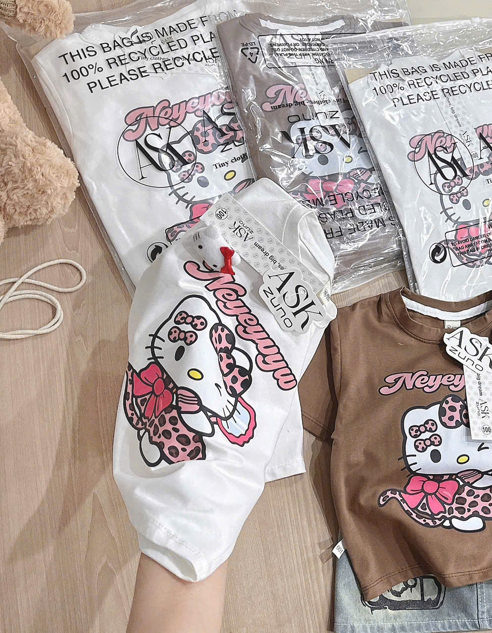 XẢ A357 - SET HELLO KITTY NÂU TRẮNG KÈM CHÂN VÁY JEAN