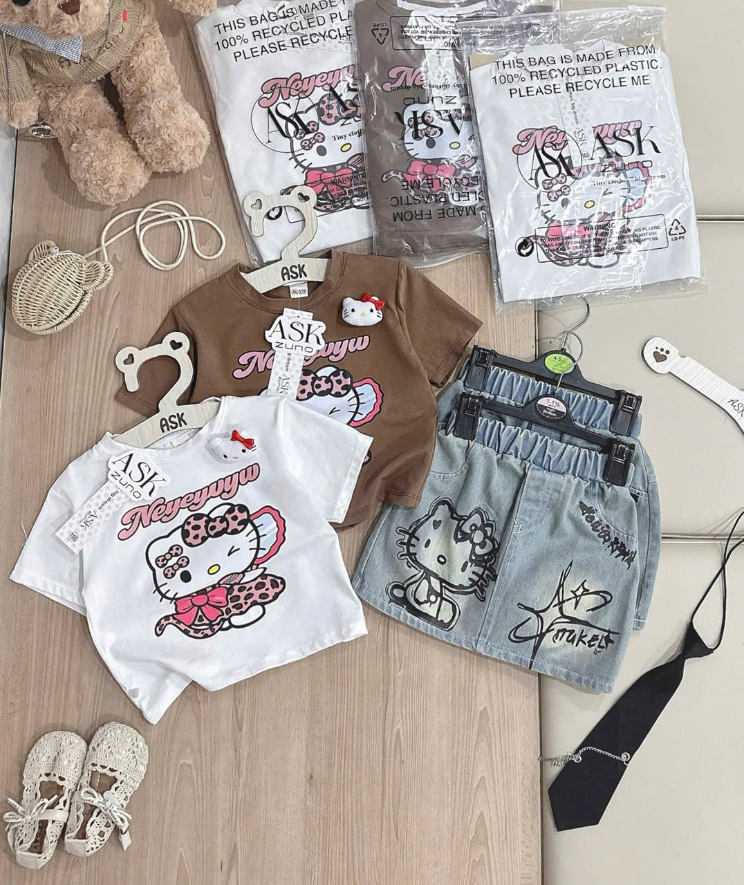 XẢ A357 - SET HELLO KITTY NÂU TRẮNG KÈM CHÂN VÁY JEAN