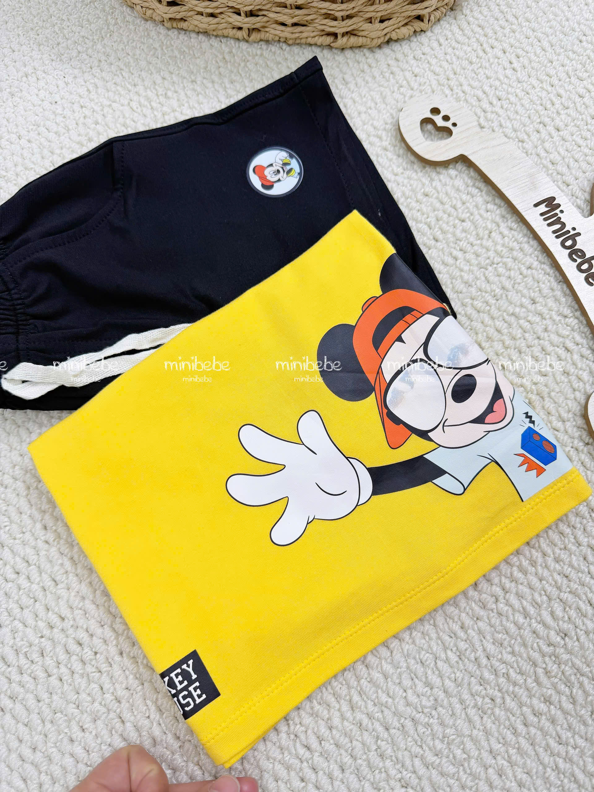 XẢ A379 - SET ÁO CỔ TRỤ MICKY SỐ 28 VÀNG MIX QUẦN DA CÁ