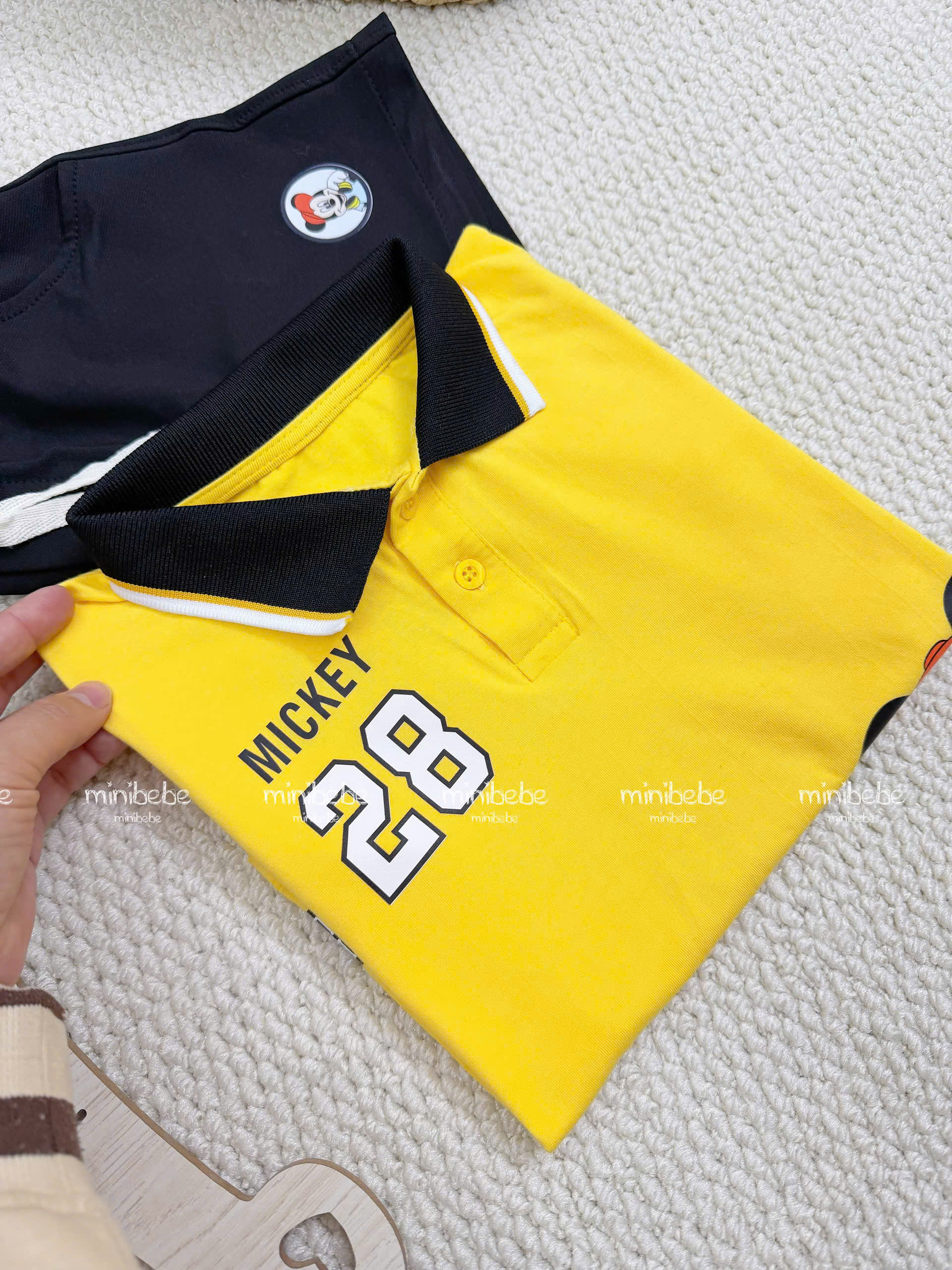 XẢ A379 - SET ÁO CỔ TRỤ MICKY SỐ 28 VÀNG MIX QUẦN DA CÁ