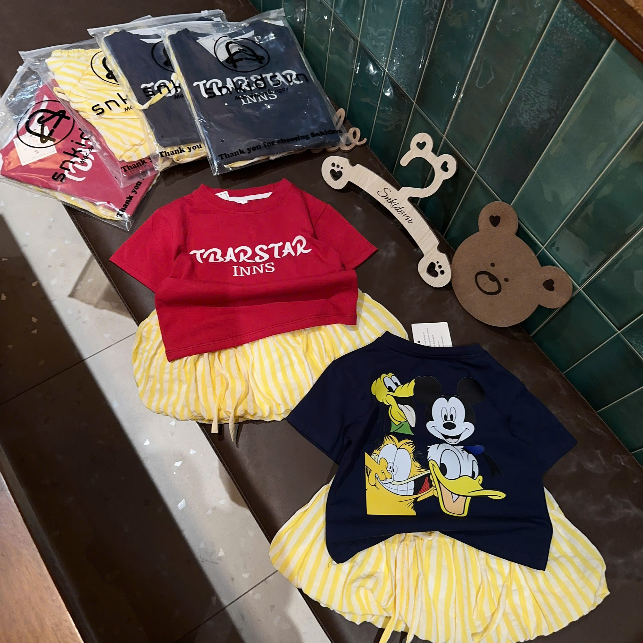 XẢ A392 - SET CHÂN VÁY ĐŨI BÍ VÀNG PHỐI ÁO MICKEY