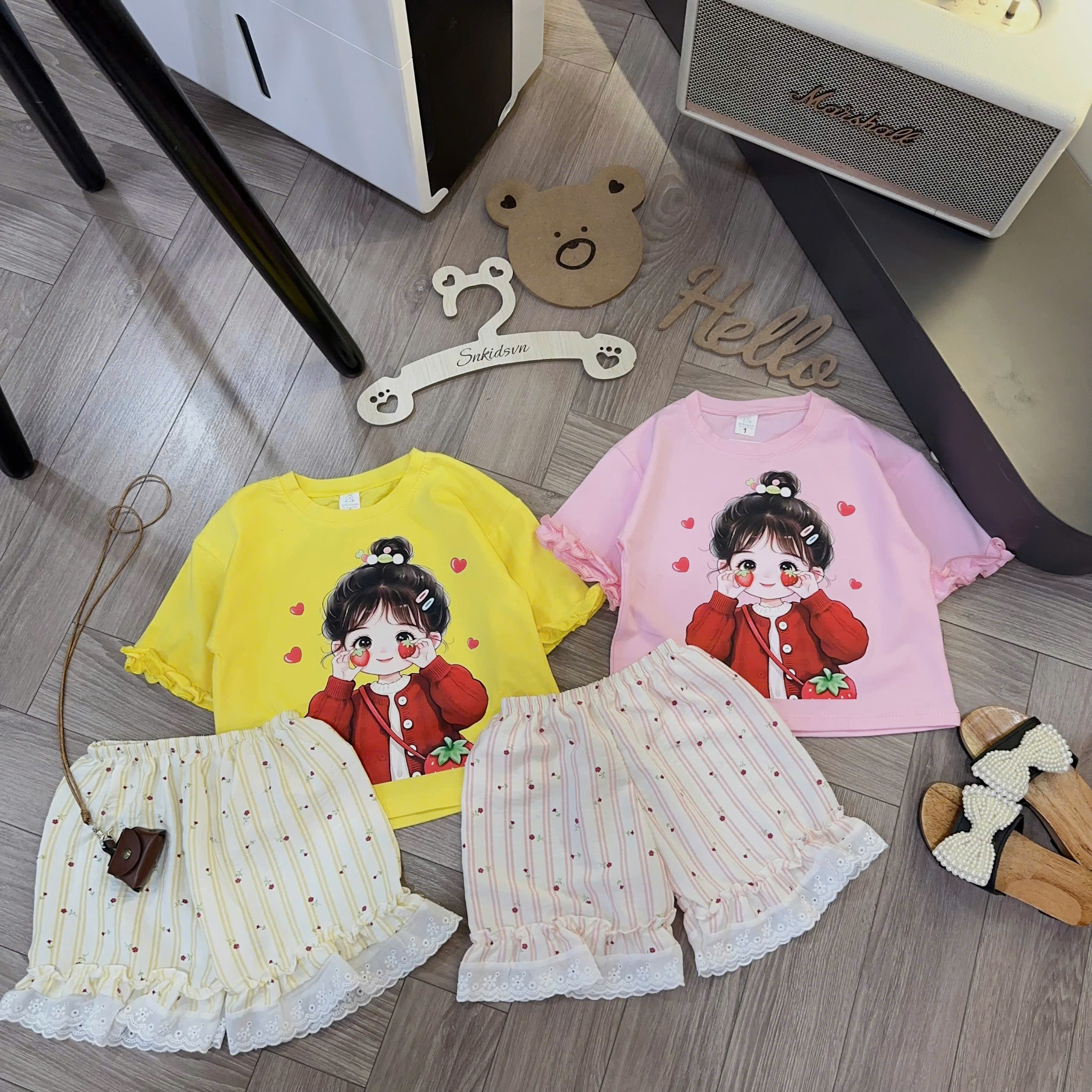 XẢ A405 - SET BÉ GÁI DÂU TÂY VIỀN TAY BÈO QUẦN REN HOA NHÍ