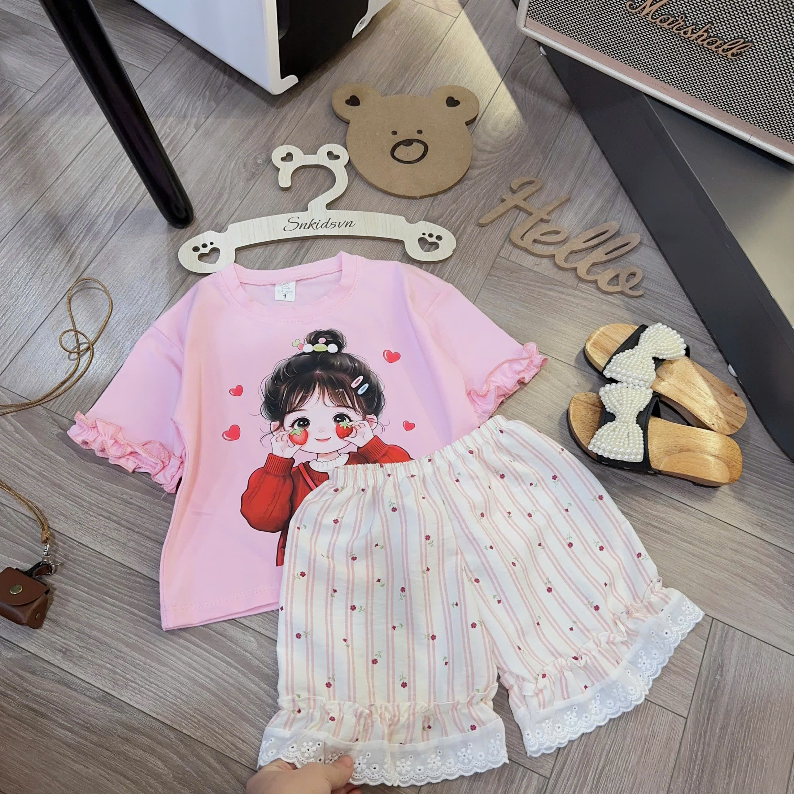 XẢ A405 - SET BÉ GÁI DÂU TÂY VIỀN TAY BÈO QUẦN REN HOA NHÍ