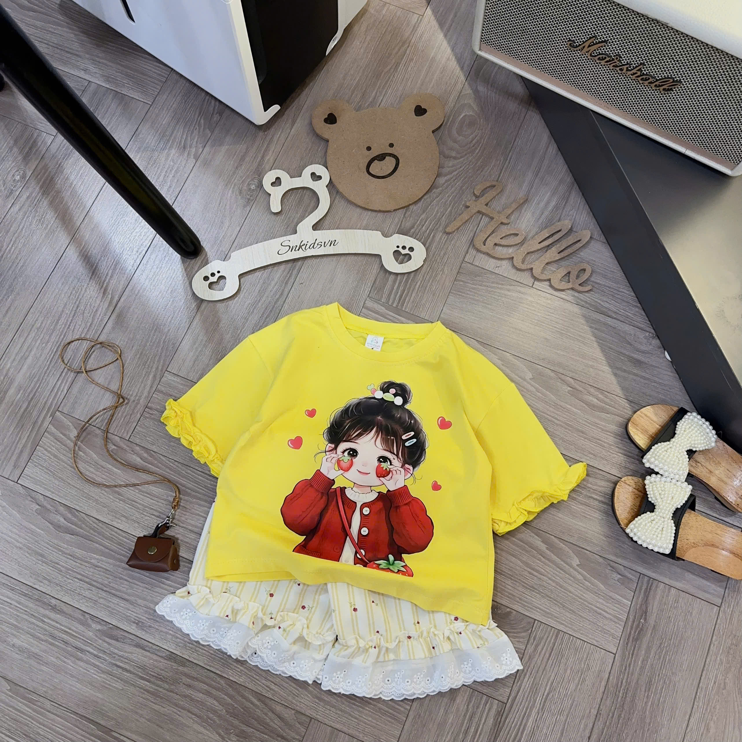 XẢ A405 - SET BÉ GÁI DÂU TÂY VIỀN TAY BÈO QUẦN REN HOA NHÍ