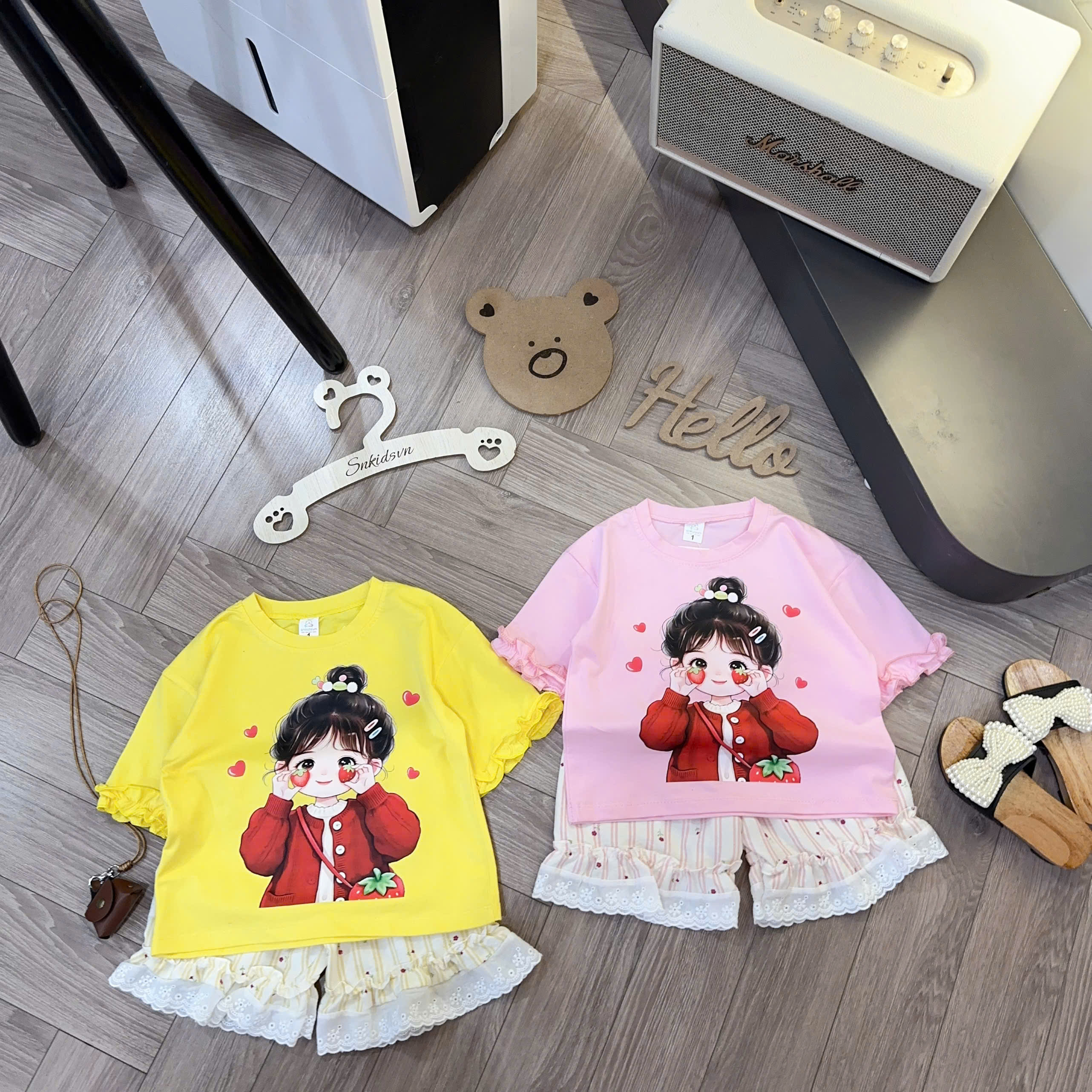 XẢ A405 - SET BÉ GÁI DÂU TÂY VIỀN TAY BÈO QUẦN REN HOA NHÍ