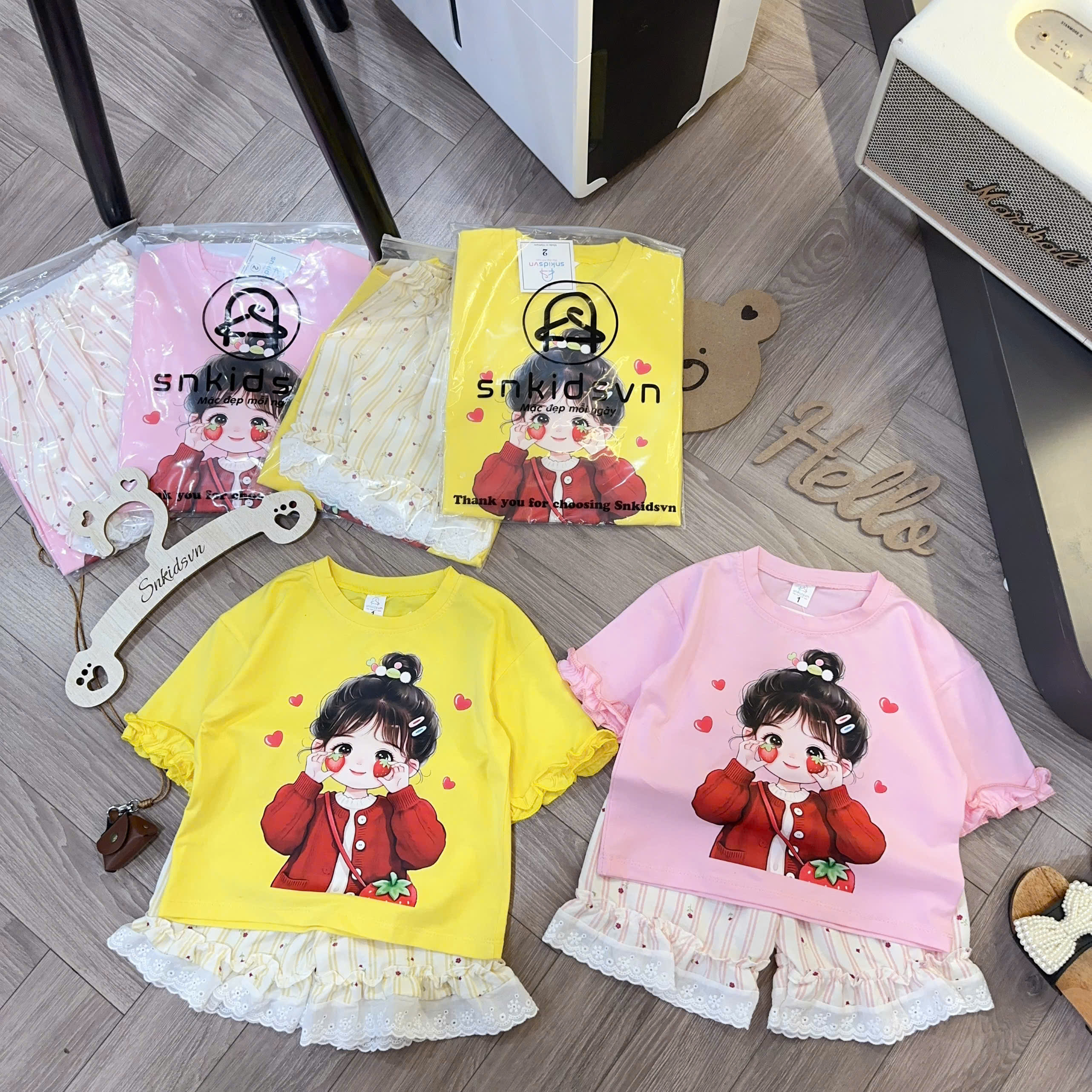 XẢ A405 - SET BÉ GÁI DÂU TÂY VIỀN TAY BÈO QUẦN REN HOA NHÍ