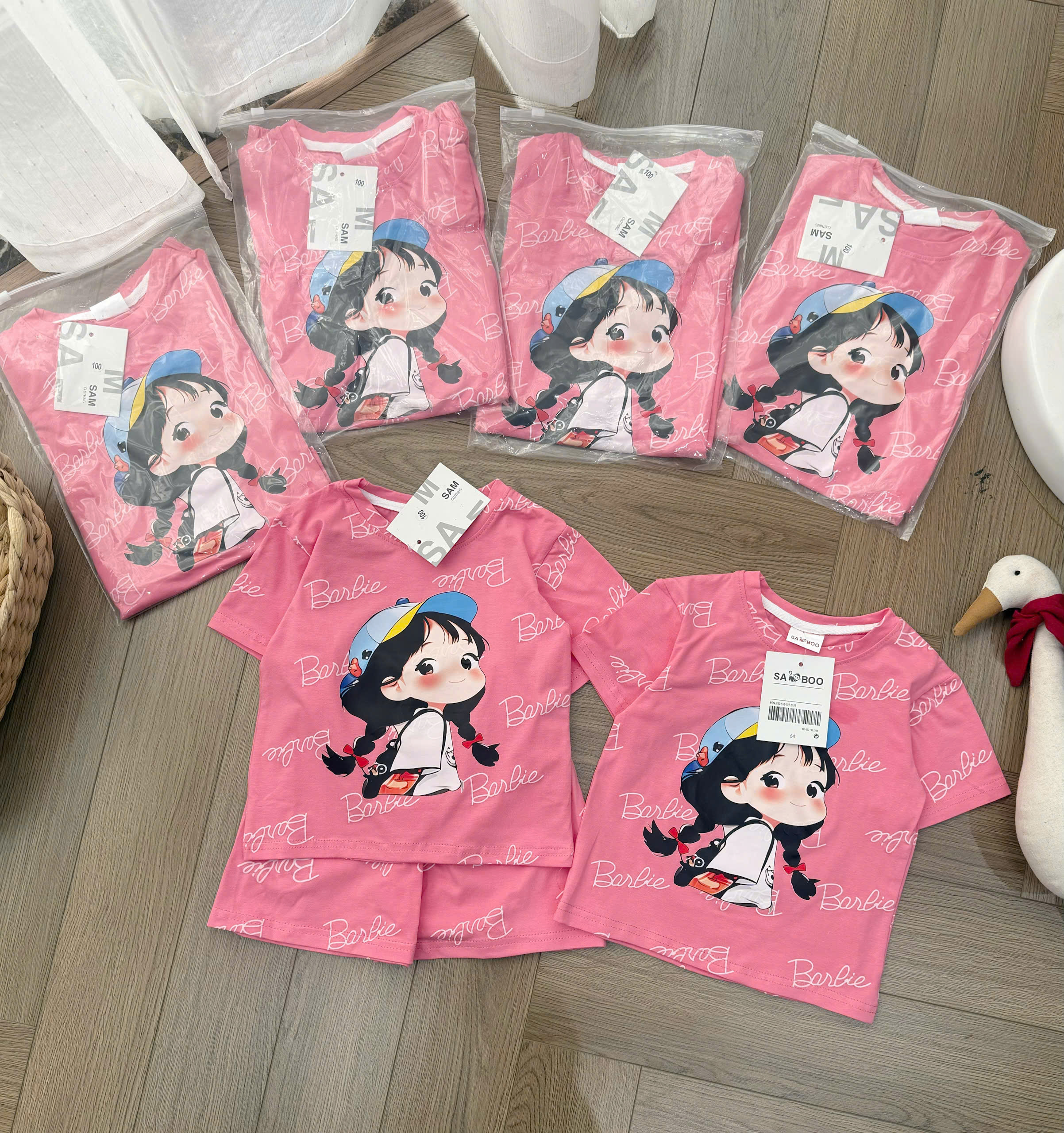 XẢ A427 - SET BỘ HỒNG CHỮ BARBIE CÔ GÁI ĐỘI MŨ