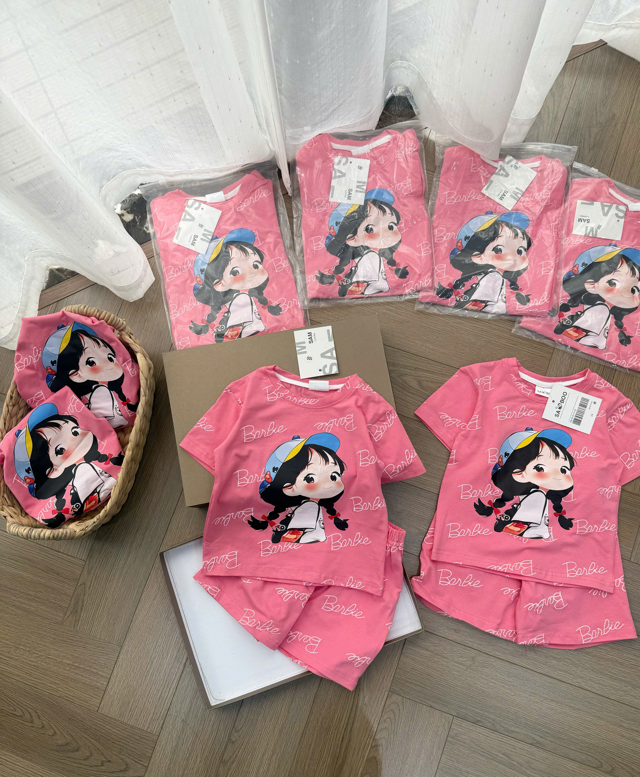 XẢ A427 - SET BỘ HỒNG CHỮ BARBIE CÔ GÁI ĐỘI MŨ