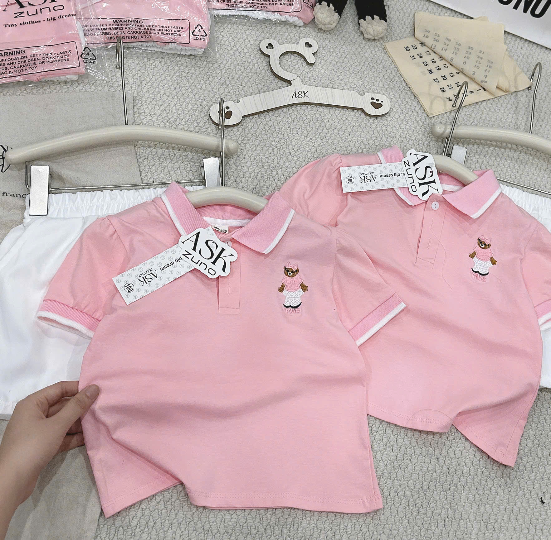XẢ A532 - SET ÁO POLO HỒNG GẤU QUẦN TRẮNG