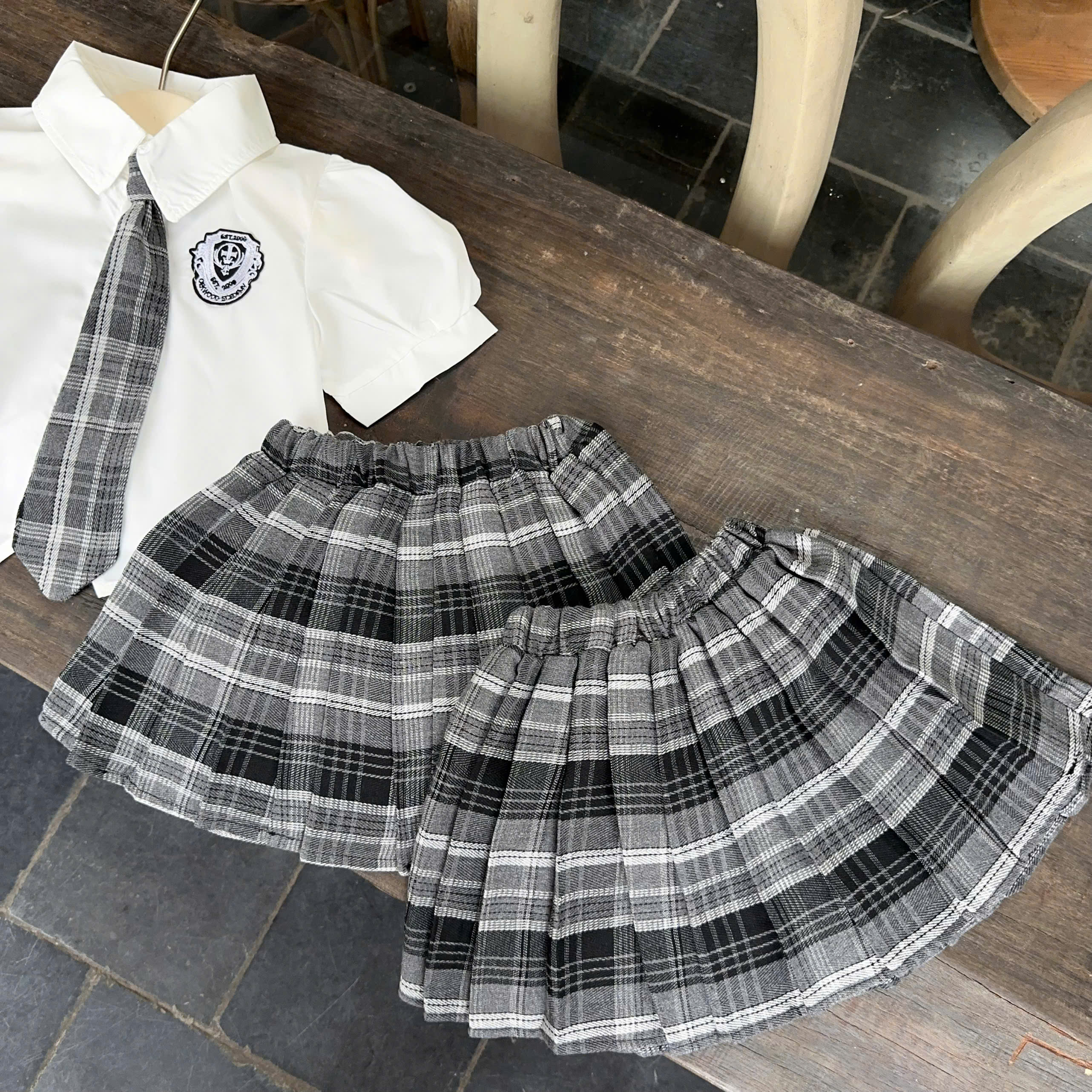 A599 - SET SƠ MI TRẮNG LOGO CAVAT DÀI CV XẾP LY KẺ