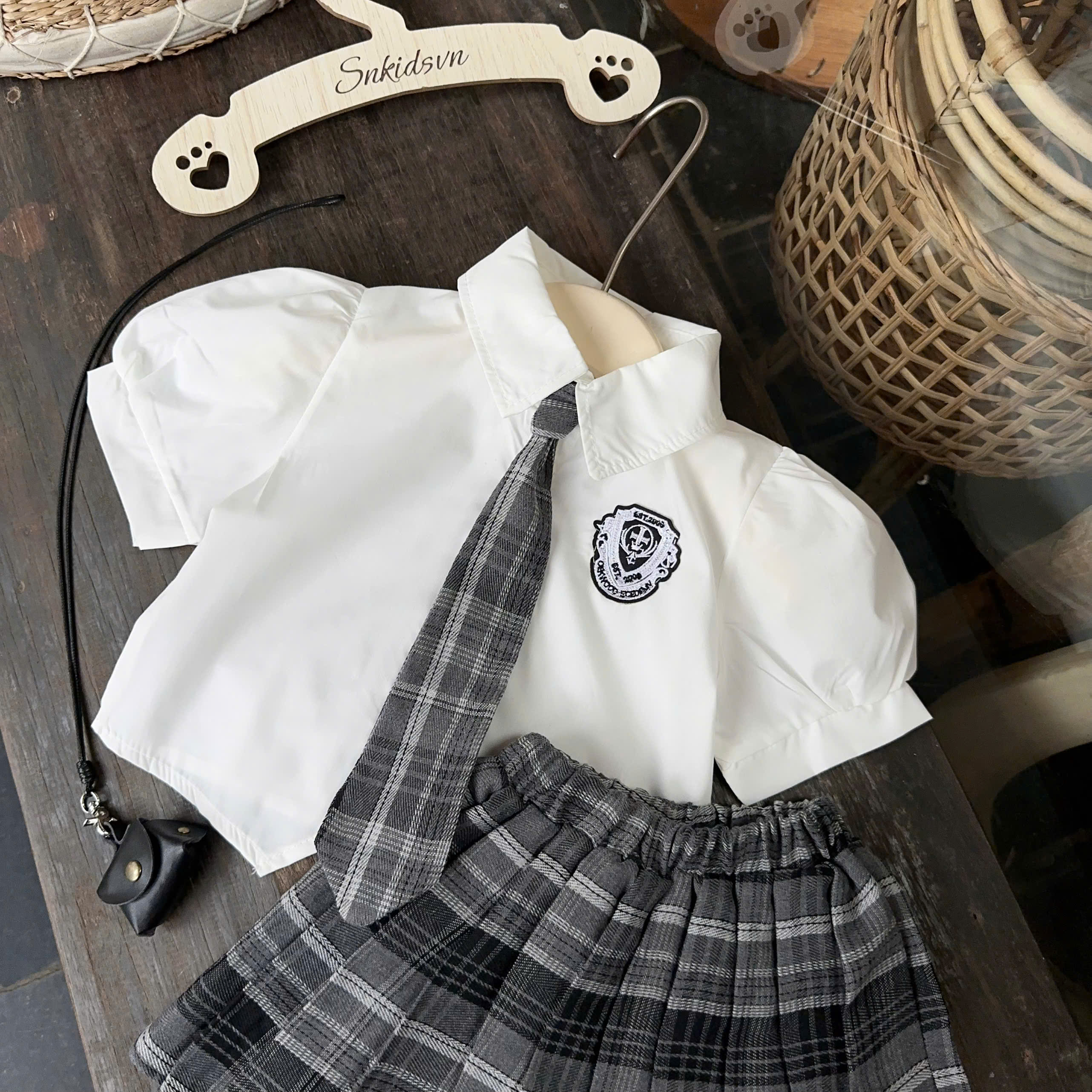 A599 - SET SƠ MI TRẮNG LOGO CAVAT DÀI CV XẾP LY KẺ
