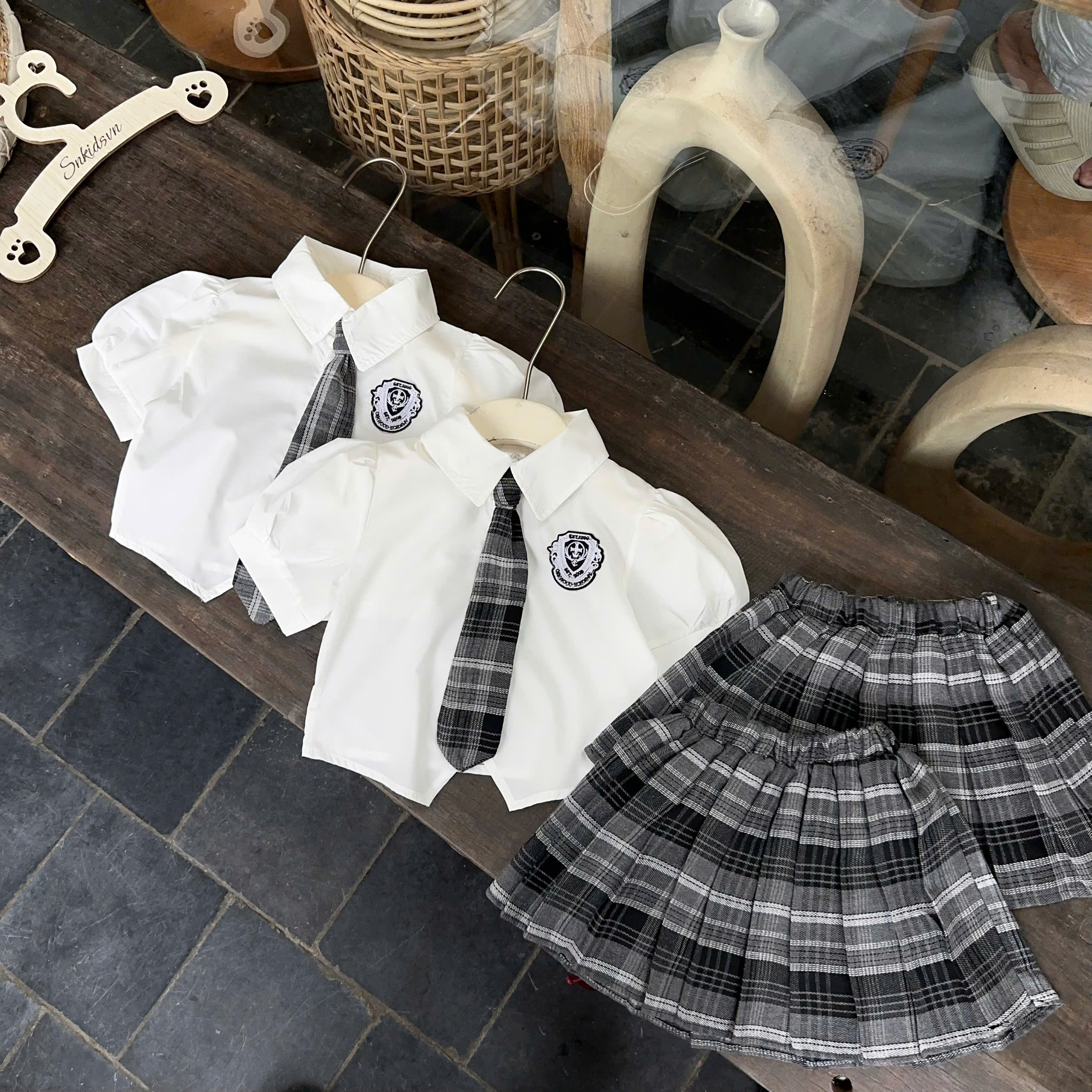 A599 - SET SƠ MI TRẮNG LOGO CAVAT DÀI CV XẾP LY KẺ
